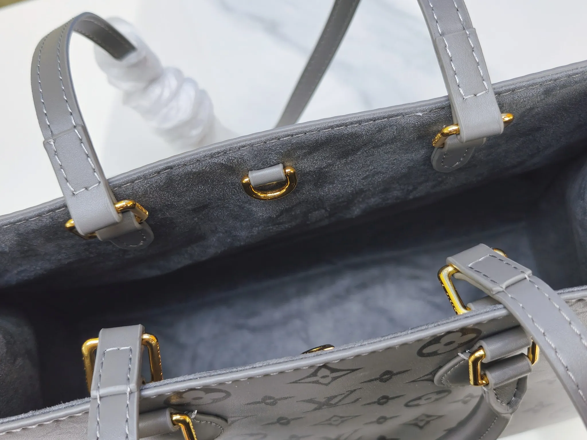 💰240💰Upgraded from the original M12465 M12775 M45607 MM45595 M46531 M45495 This Monogram Ink series OnTheGo medium handbag has a matte texture of smooth cow leather, and the rivet tabs on the corners pay tribute to the brand's classic hard box design. The neat interior has a large zipper pocket for storing banknotes and receipts. Dimensions: 35.0 x 27.0 x 14.0 cm (length x height x width)