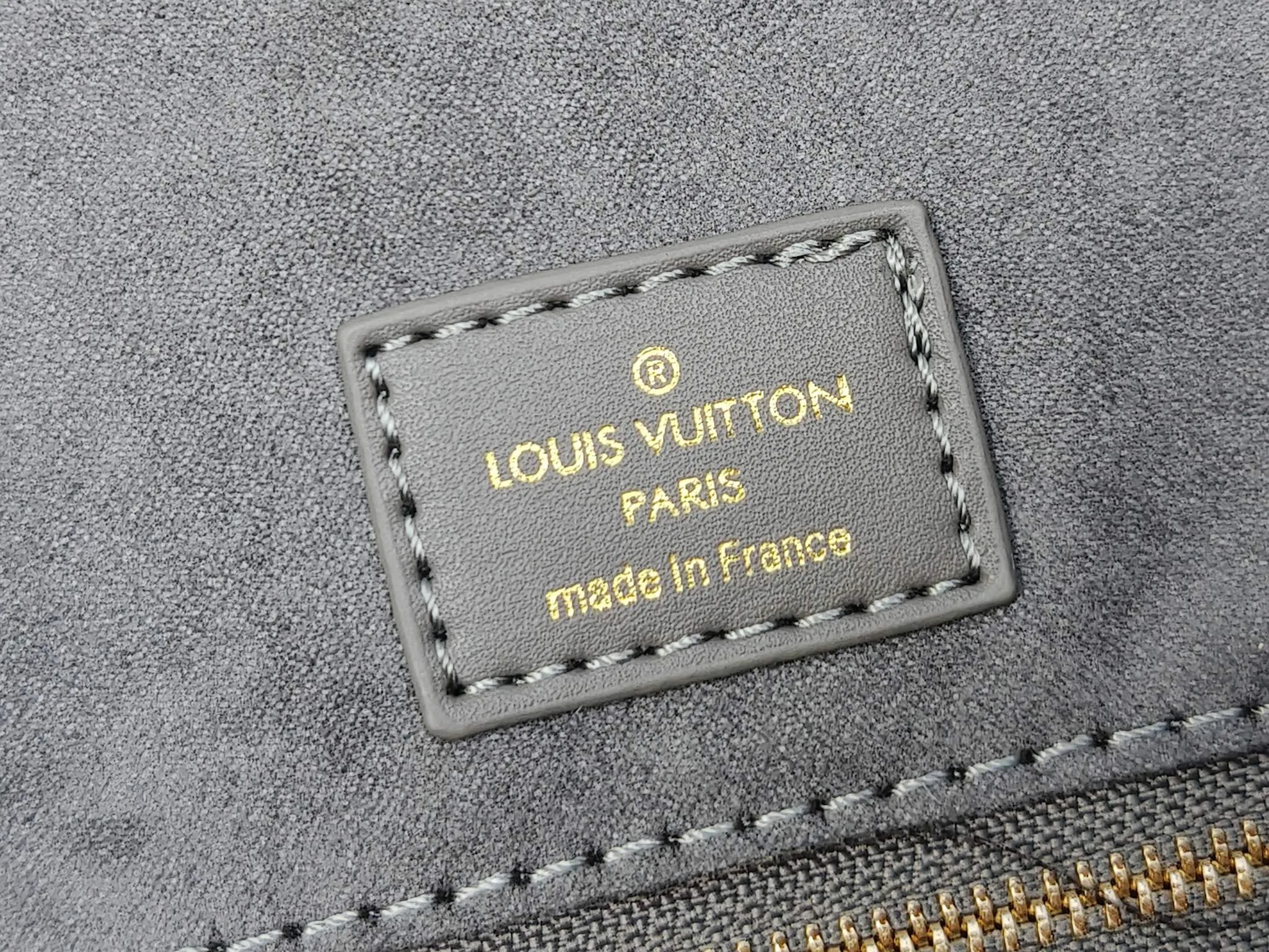 💰240💰Upgraded from the original M12465 M12775 M45607 MM45595 M46531 M45495 This Monogram Ink series OnTheGo medium handbag has a matte texture of smooth cow leather, and the rivet tabs on the corners pay tribute to the brand's classic hard box design. The neat interior has a large zipper pocket for storing banknotes and receipts. Dimensions: 35.0 x 27.0 x 14.0 cm (length x height x width)