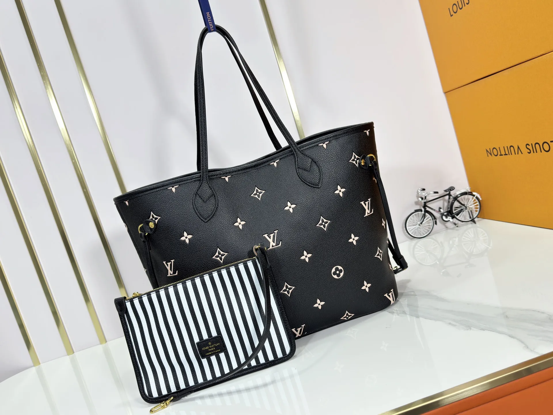 P260 M14285 M40865 M40995 Upgraded Original This version of the Neverfull MM handbag showcases House's signature leather and updated tonal silhouette, making it both practical and sophisticated. Nicely sized, it comes with a contrasting removable textile bag and gold-tone hardware gives it a sophisticated finish. Size 32-29-17