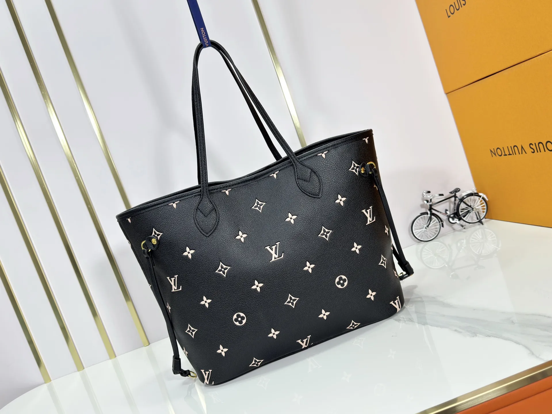 P260 M14285 M40865 M40995 Upgraded Original This version of the Neverfull MM handbag showcases House's signature leather and updated tonal silhouette, making it both practical and sophisticated. Nicely sized, it comes with a contrasting removable textile bag and gold-tone hardware gives it a sophisticated finish. Size 32-29-17