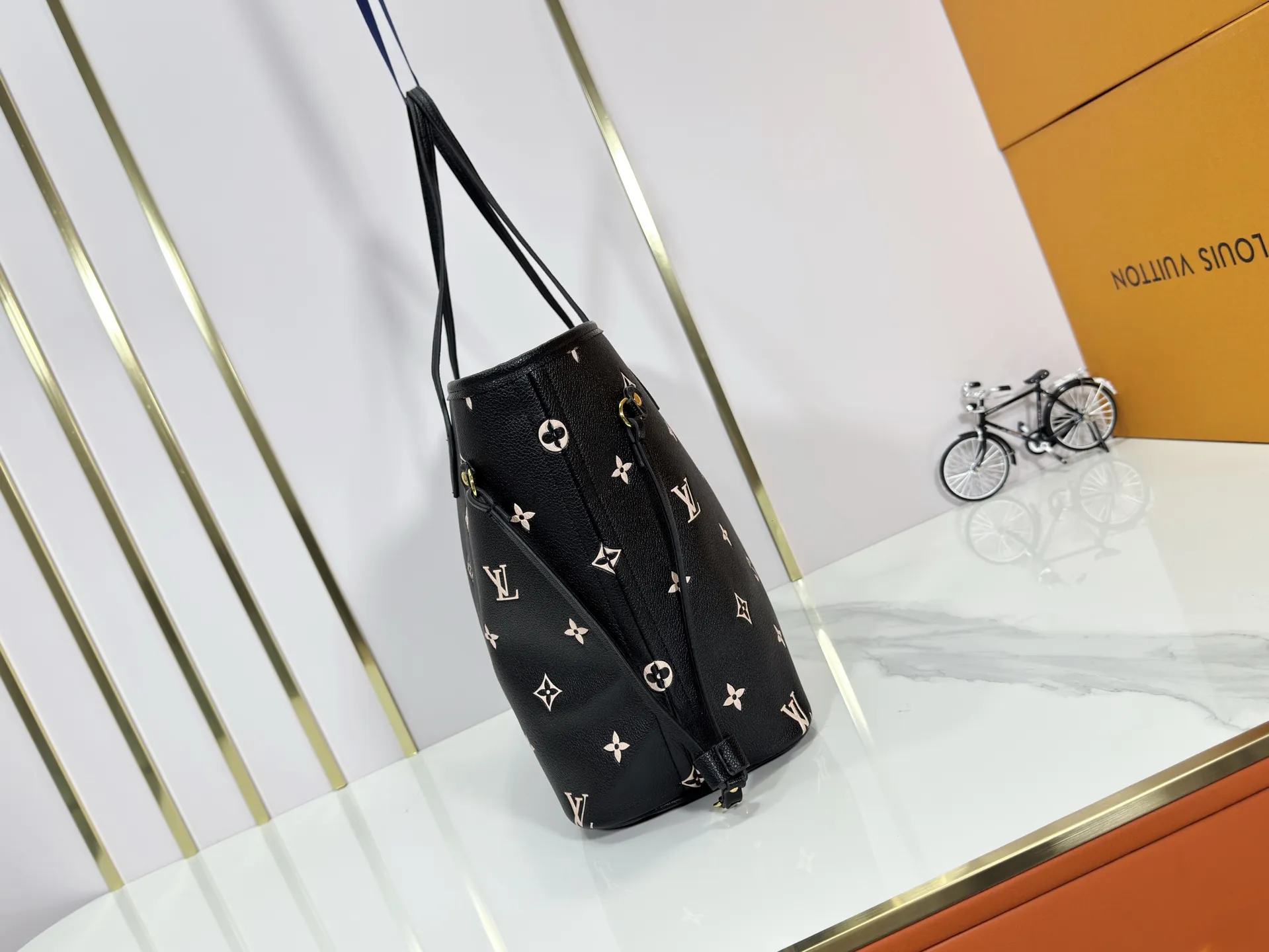 P260 M14285 M40865 M40995 Upgraded Original This version of the Neverfull MM handbag showcases House's signature leather and updated tonal silhouette, making it both practical and sophisticated. Nicely sized, it comes with a contrasting removable textile bag and gold-tone hardware gives it a sophisticated finish. Size 32-29-17