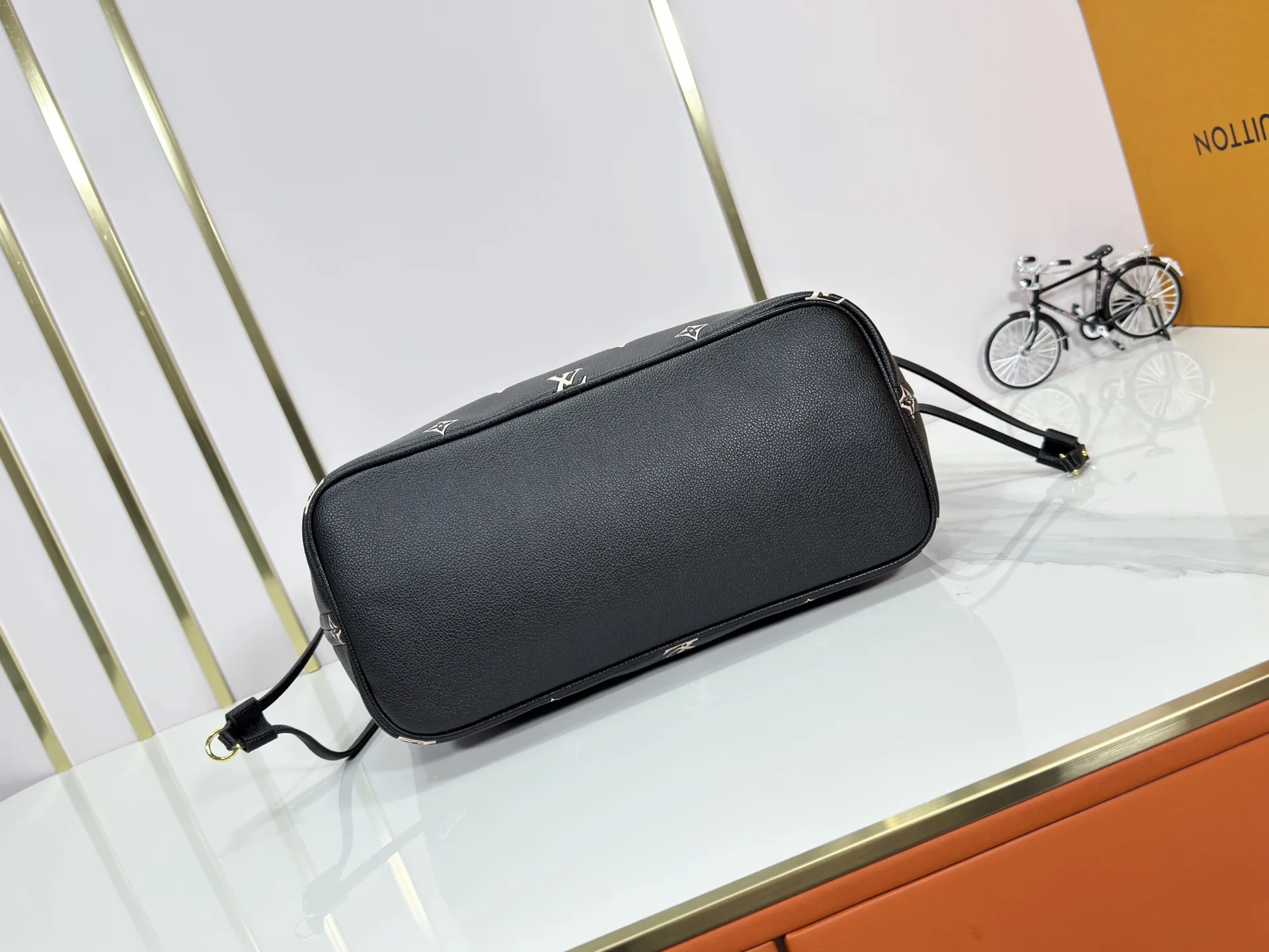 P260 M14285 M40865 M40995 Upgraded Original This version of the Neverfull MM handbag showcases House's signature leather and updated tonal silhouette, making it both practical and sophisticated. Nicely sized, it comes with a contrasting removable textile bag and gold-tone hardware gives it a sophisticated finish. Size 32-29-17