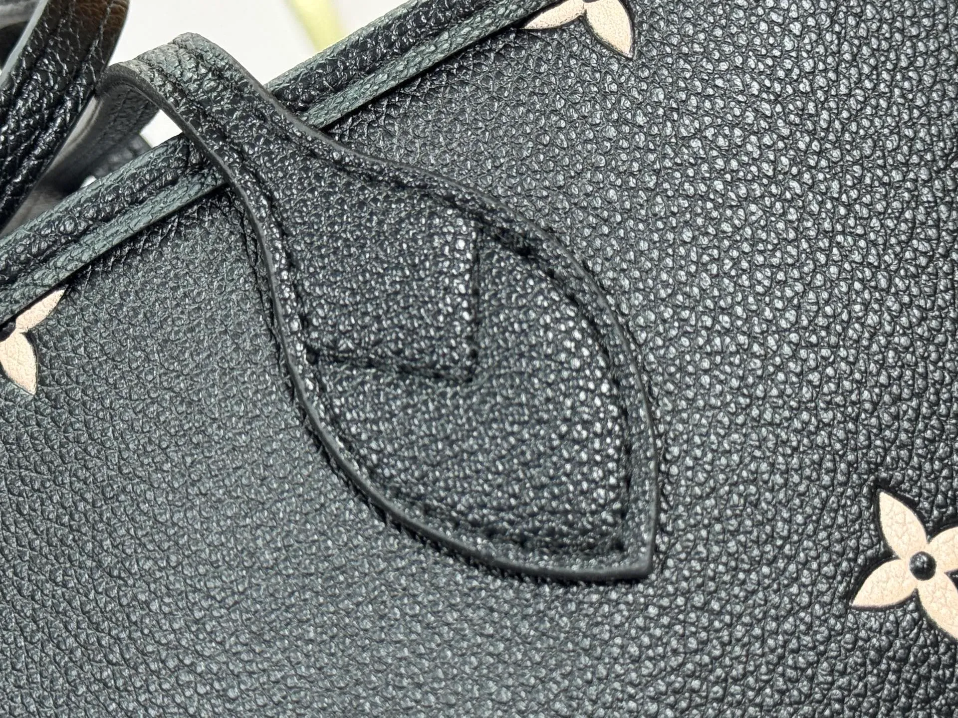 P260 M14285 M40865 M40995 Upgraded Original This version of the Neverfull MM handbag showcases House's signature leather and updated tonal silhouette, making it both practical and sophisticated. Nicely sized, it comes with a contrasting removable textile bag and gold-tone hardware gives it a sophisticated finish. Size 32-29-17