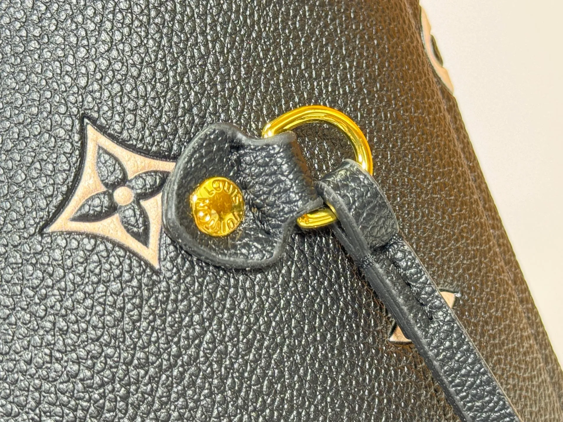P260 M14285 M40865 M40995 Upgraded Original This version of the Neverfull MM handbag showcases House's signature leather and updated tonal silhouette, making it both practical and sophisticated. Nicely sized, it comes with a contrasting removable textile bag and gold-tone hardware gives it a sophisticated finish. Size 32-29-17