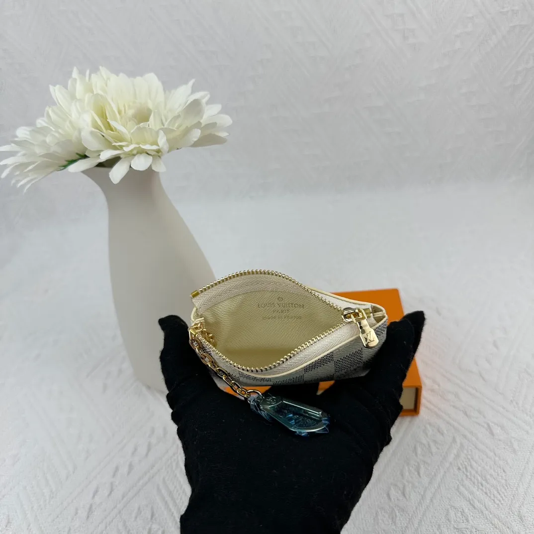 P64 M62650 This key bag is made of Monogram Empreinte leather. The zipper design can securely store keys, coins, cards, lipstick and other personal items. It can also be fixed to the D-ring in a handbag, belt or Louis Vuitton handbag. It is elegant and practical. Size: 12*7*1.5cm