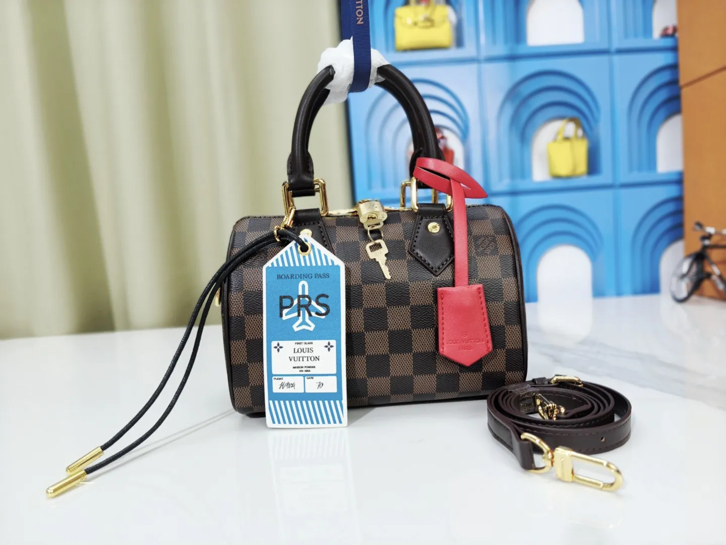 P230💰 M46222.M46234.M45957.M45948Presbyopia This Speedy Bandoulière 20 handbag is made of Monogram canvas, cow leather trim and fabric lining. It continues the classic design of Louis Vuitton Speedy travel bag in a compact size. It is equipped with rolled leather handles and a detachable and adjustable fabric shoulder strap embellished with the brand's logo texture. Detailed features 20.5 x 13.5 x 12 cm (length x height x width)