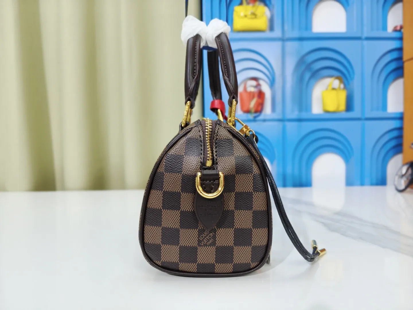 P230💰 M46222.M46234.M45957.M45948Presbyopia This Speedy Bandoulière 20 handbag is made of Monogram canvas, cow leather trim and fabric lining. It continues the classic design of Louis Vuitton Speedy travel bag in a compact size. It is equipped with rolled leather handles and a detachable and adjustable fabric shoulder strap embellished with the brand's logo texture. Detailed features 20.5 x 13.5 x 12 cm (length x height x width)