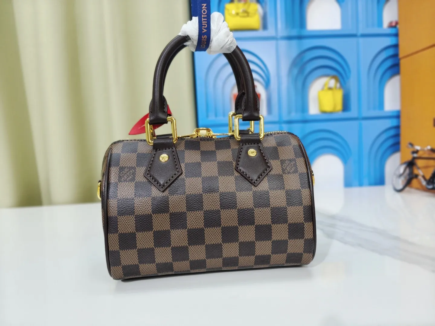 P230💰 M46222.M46234.M45957.M45948Presbyopia This Speedy Bandoulière 20 handbag is made of Monogram canvas, cow leather trim and fabric lining. It continues the classic design of Louis Vuitton Speedy travel bag in a compact size. It is equipped with rolled leather handles and a detachable and adjustable fabric shoulder strap embellished with the brand's logo texture. Detailed features 20.5 x 13.5 x 12 cm (length x height x width)