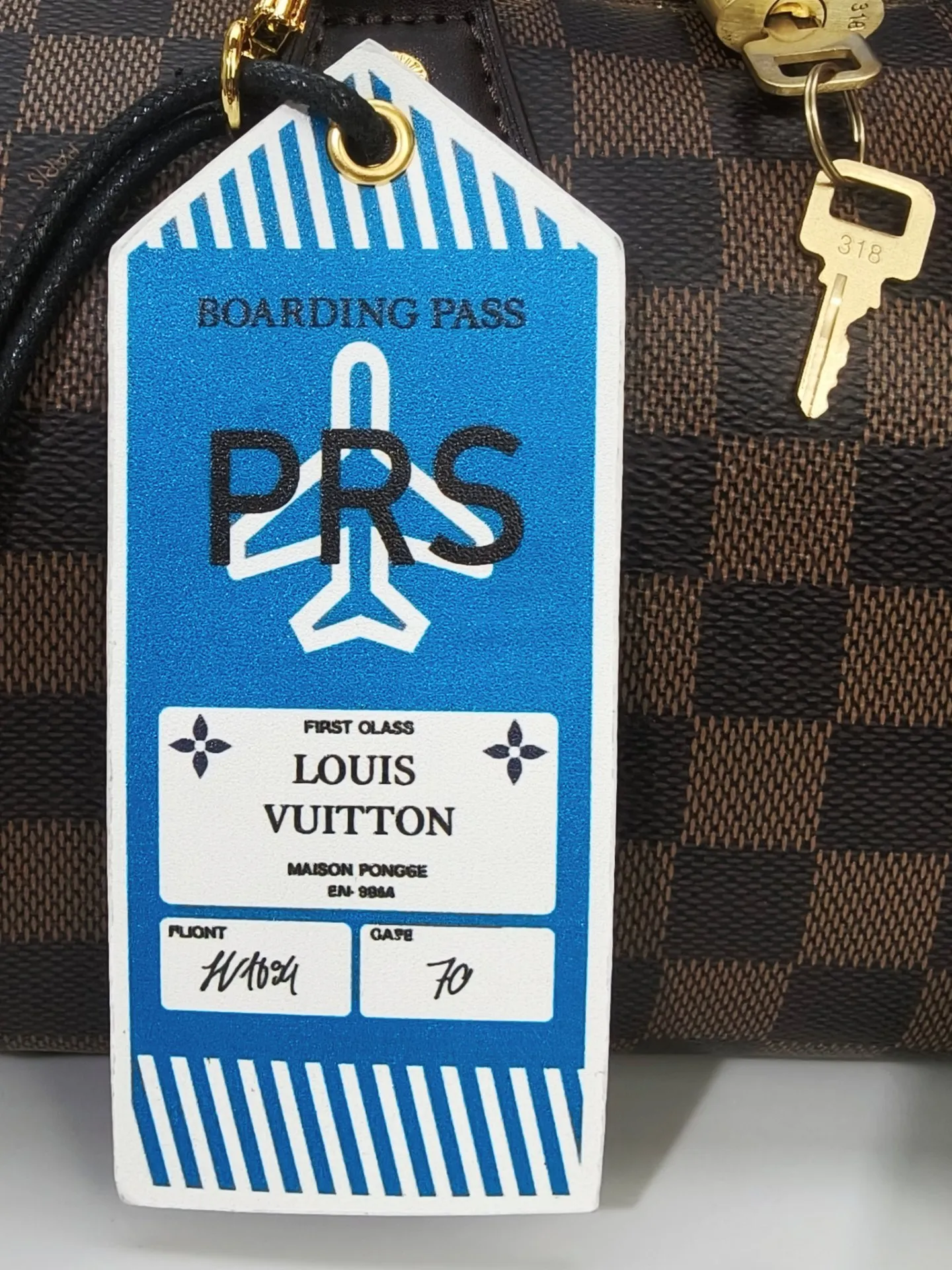 P230💰 M46222.M46234.M45957.M45948Presbyopia This Speedy Bandoulière 20 handbag is made of Monogram canvas, cow leather trim and fabric lining. It continues the classic design of Louis Vuitton Speedy travel bag in a compact size. It is equipped with rolled leather handles and a detachable and adjustable fabric shoulder strap embellished with the brand's logo texture. Detailed features 20.5 x 13.5 x 12 cm (length x height x width)