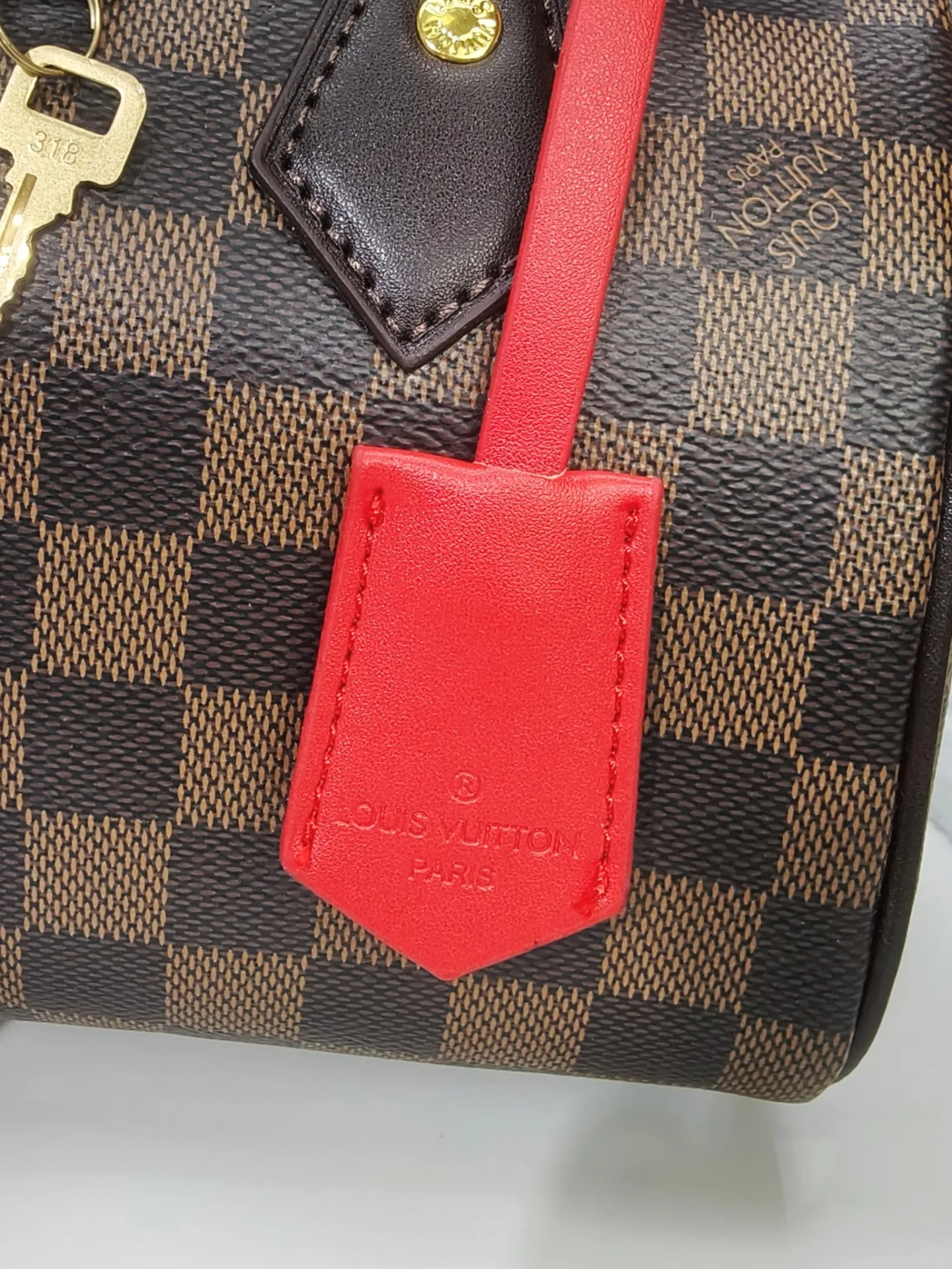 P230💰 M46222.M46234.M45957.M45948Presbyopia This Speedy Bandoulière 20 handbag is made of Monogram canvas, cow leather trim and fabric lining. It continues the classic design of Louis Vuitton Speedy travel bag in a compact size. It is equipped with rolled leather handles and a detachable and adjustable fabric shoulder strap embellished with the brand's logo texture. Detailed features 20.5 x 13.5 x 12 cm (length x height x width)