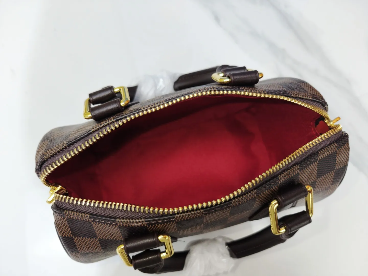 P230💰 M46222.M46234.M45957.M45948Presbyopia This Speedy Bandoulière 20 handbag is made of Monogram canvas, cow leather trim and fabric lining. It continues the classic design of Louis Vuitton Speedy travel bag in a compact size. It is equipped with rolled leather handles and a detachable and adjustable fabric shoulder strap embellished with the brand's logo texture. Detailed features 20.5 x 13.5 x 12 cm (length x height x width)