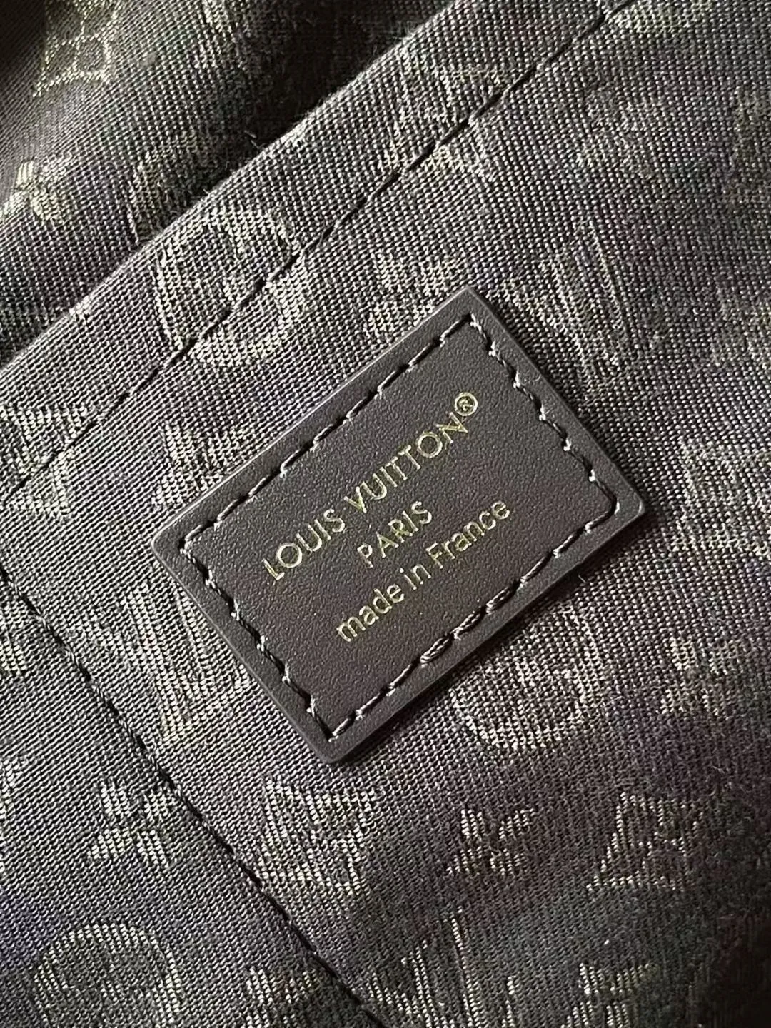 💰1340 (top-grain leather) top original M26451 Express Travel large handbag is made of soft cow leather and Monogram fabric lining to create a soft structure, showing Nicolas Ghesquiere's modern interpretation of the Keepall handbag. Ample space combined with flexible carrying options makes it an ideal choice for urban travelers. Dimensions: 45 × 20 × 27 cm