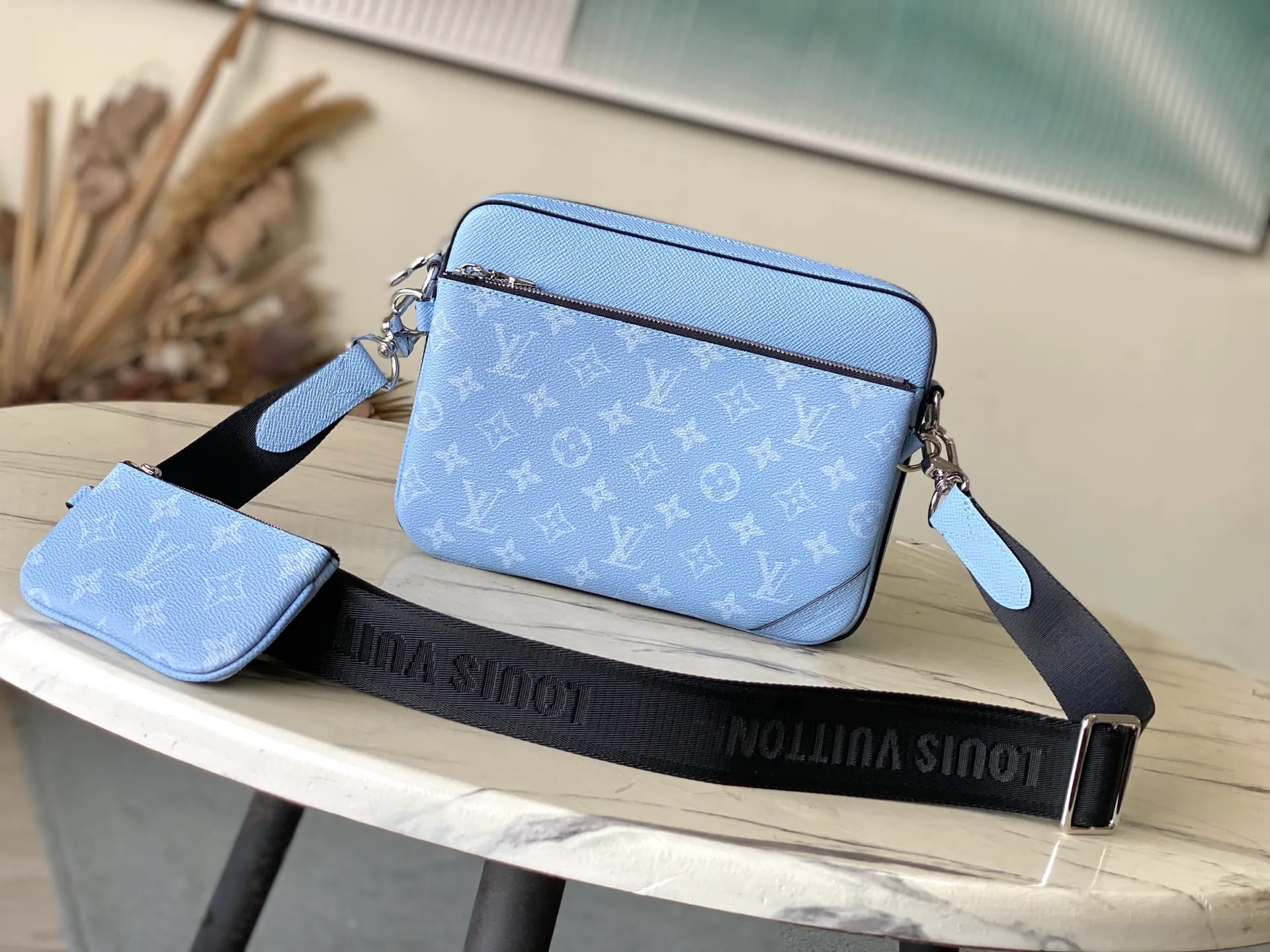 💰1020 (top-grain leather) top original order M14069 This Trio messenger bag is wrapped in Taiga cow leather and Monogram canvas with an elegant fabric lining. The main compartment and removable zippered front pocket reflect functionality, while the removable coin purse secures via the shoulder strap's D-ring. Removable and adjustable logo shoulder strap allows for shoulder or cross-body wear. Dimensions: 25 × 18.5 × 7 cm