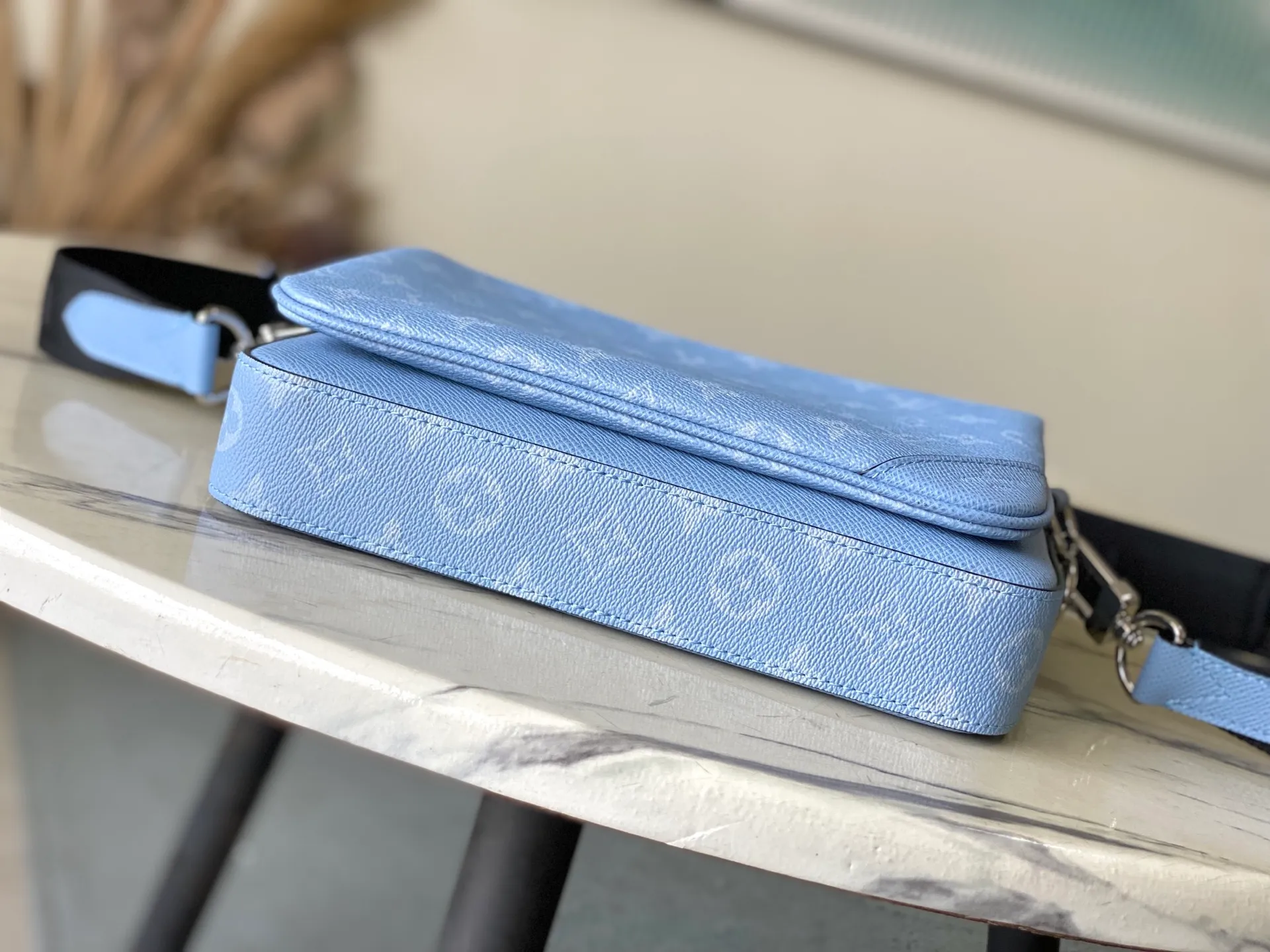 💰1020 (top-grain leather) top original order M14069 This Trio messenger bag is wrapped in Taiga cow leather and Monogram canvas with an elegant fabric lining. The main compartment and removable zippered front pocket reflect functionality, while the removable coin purse secures via the shoulder strap's D-ring. Removable and adjustable logo shoulder strap allows for shoulder or cross-body wear. Dimensions: 25 × 18.5 × 7 cm
