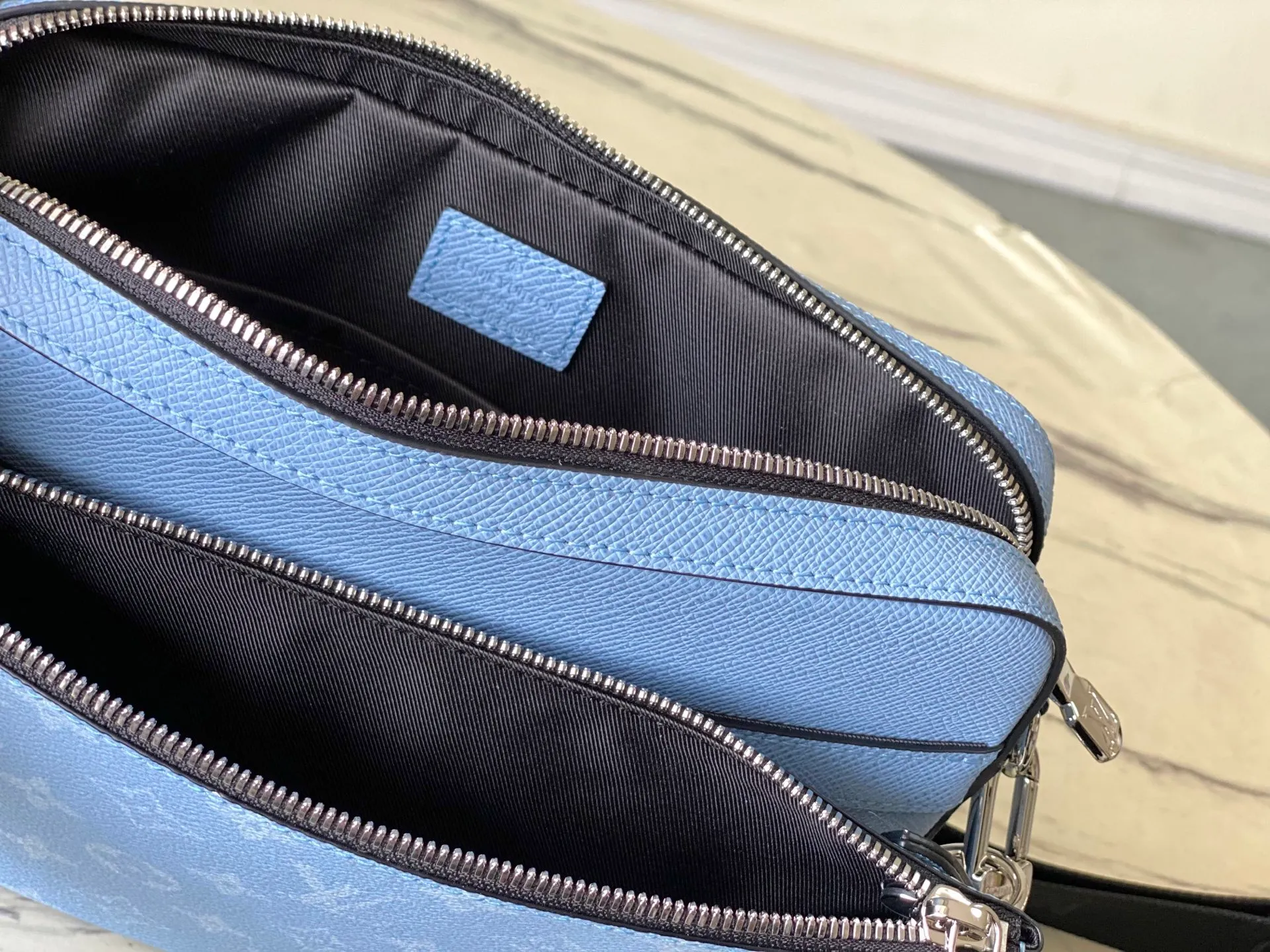 💰1020 (top-grain leather) top original order M14069 This Trio messenger bag is wrapped in Taiga cow leather and Monogram canvas with an elegant fabric lining. The main compartment and removable zippered front pocket reflect functionality, while the removable coin purse secures via the shoulder strap's D-ring. Removable and adjustable logo shoulder strap allows for shoulder or cross-body wear. Dimensions: 25 × 18.5 × 7 cm