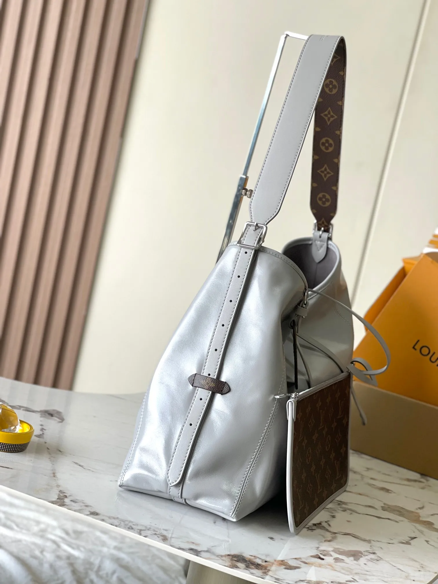 p2220 [Special grade transcoding chip MB original leather] CARRYALL DARK medium handbag Model: M12583 gray dynamic chip Material: A+ grade all-steel hardware, imported original sheepskin Packaging: full set of special duty-free MB packaging Size: 39x30x15cm