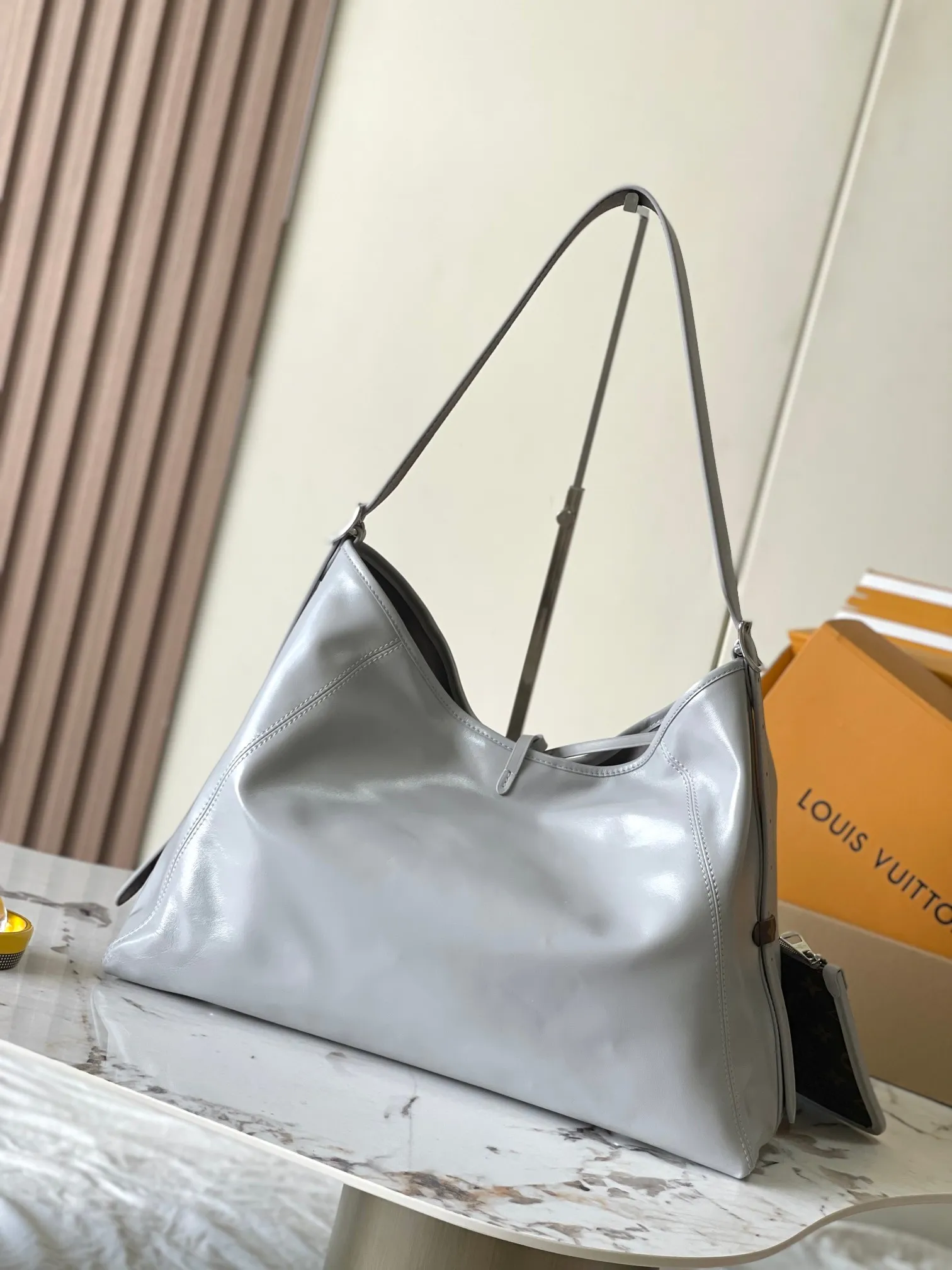 p2220 [Special grade transcoding chip MB original leather] CARRYALL DARK medium handbag Model: M12583 gray dynamic chip Material: A+ grade all-steel hardware, imported original sheepskin Packaging: full set of special duty-free MB packaging Size: 39x30x15cm