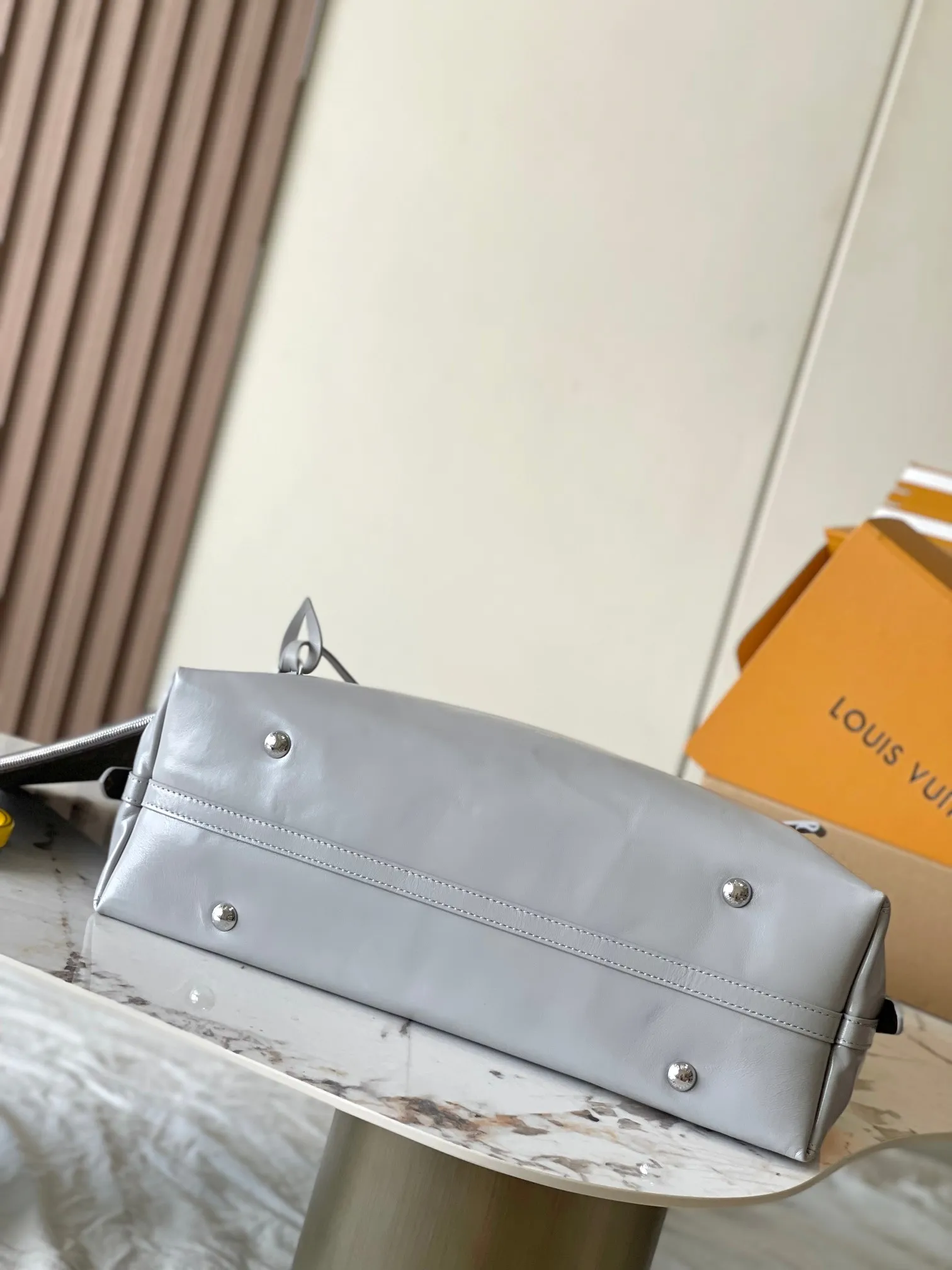 p2220 [Special grade transcoding chip MB original leather] CARRYALL DARK medium handbag Model: M12583 gray dynamic chip Material: A+ grade all-steel hardware, imported original sheepskin Packaging: full set of special duty-free MB packaging Size: 39x30x15cm