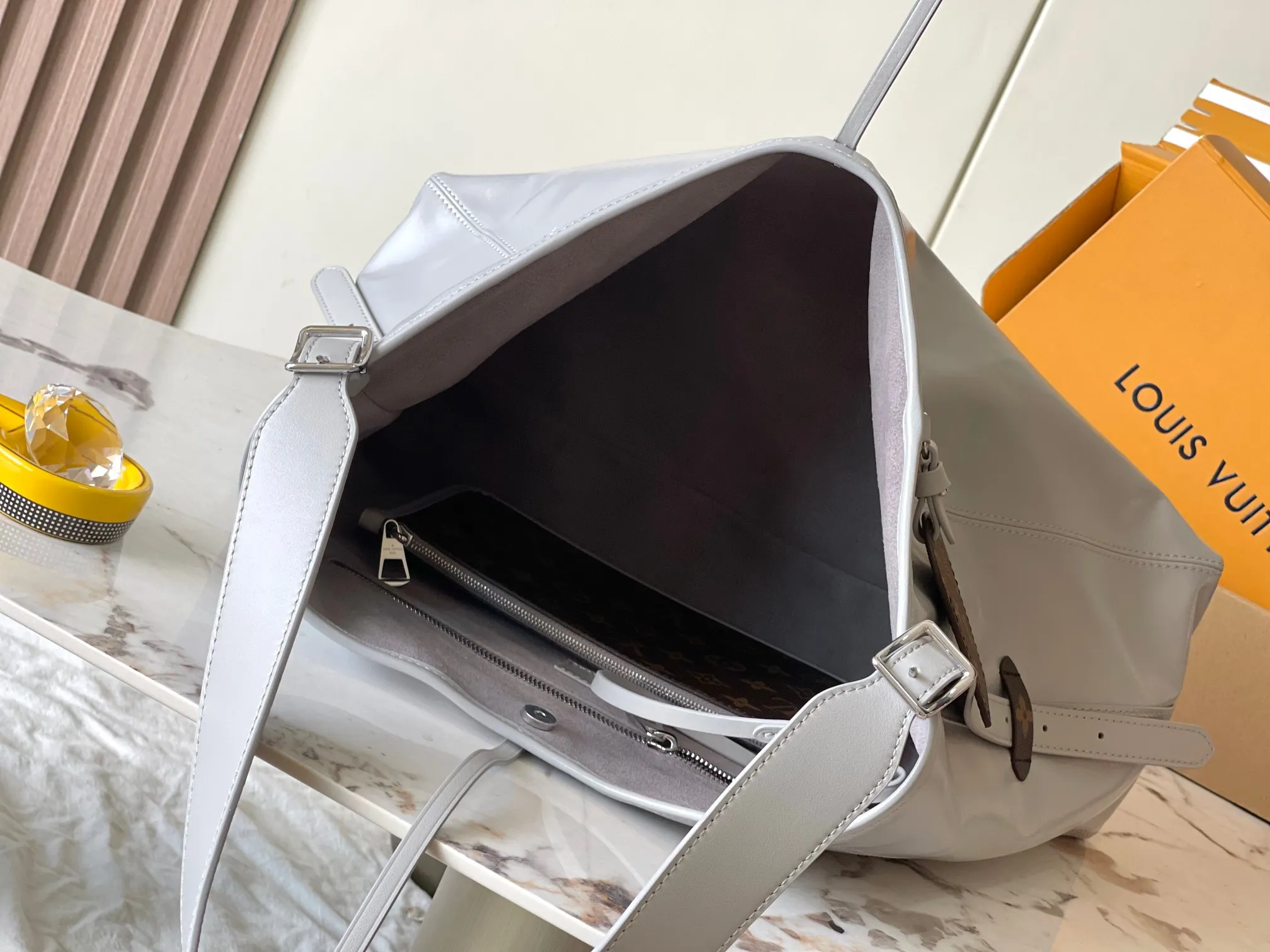 p2220 [Special grade transcoding chip MB original leather] CARRYALL DARK medium handbag Model: M12583 gray dynamic chip Material: A+ grade all-steel hardware, imported original sheepskin Packaging: full set of special duty-free MB packaging Size: 39x30x15cm