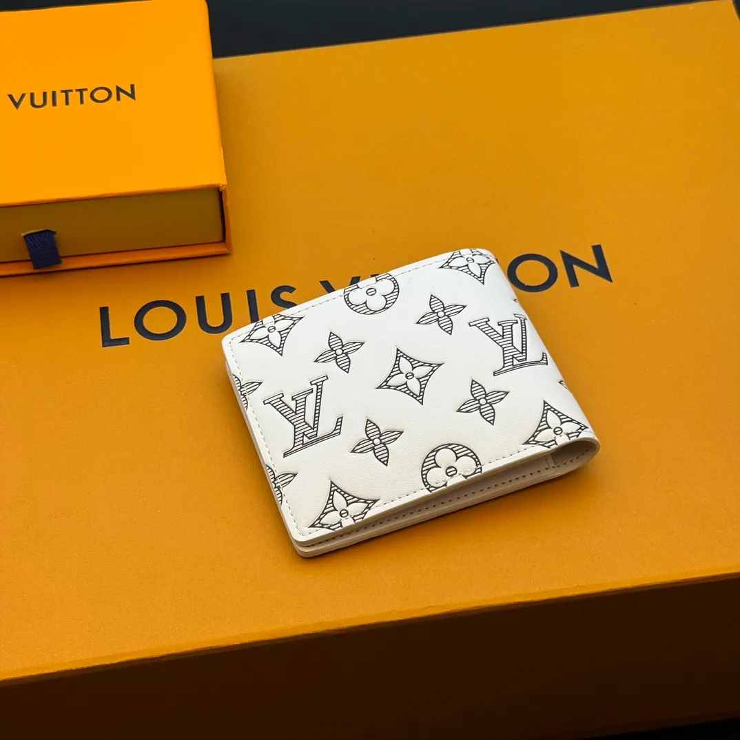 💰130 💎Top original version upgraded version🇫🇷 White lettering silk screen MULTIPLE This Louis Vuitton Multiple wallet has a refreshing and simple design. The black Monogram Shadow calfskin fabric is very soft and decorated with the iconic Monogram embossing. Compact in size, it is extremely portable and equipped with multiple credit card slots and compartments for receipts and banknotes, making it extremely practical. Model: M83380 Size: 11.5x9x1.5