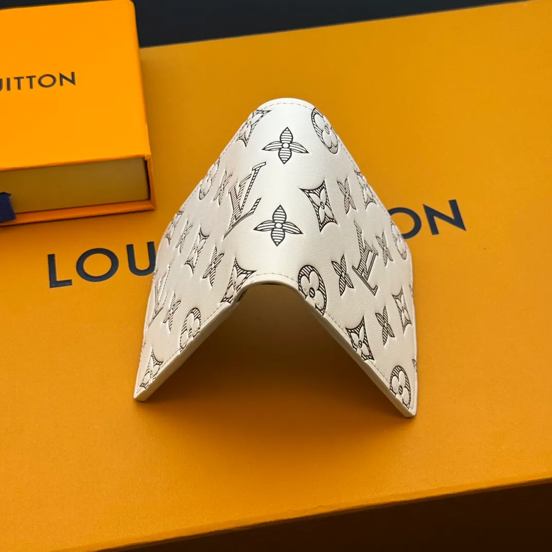 💰130 💎Top original version upgraded version🇫🇷 White lettering silk screen MULTIPLE This Louis Vuitton Multiple wallet has a refreshing and simple design. The black Monogram Shadow calfskin fabric is very soft and decorated with the iconic Monogram embossing. Compact in size, it is extremely portable and equipped with multiple credit card slots and compartments for receipts and banknotes, making it extremely practical. Model: M83380 Size: 11.5x9x1.5