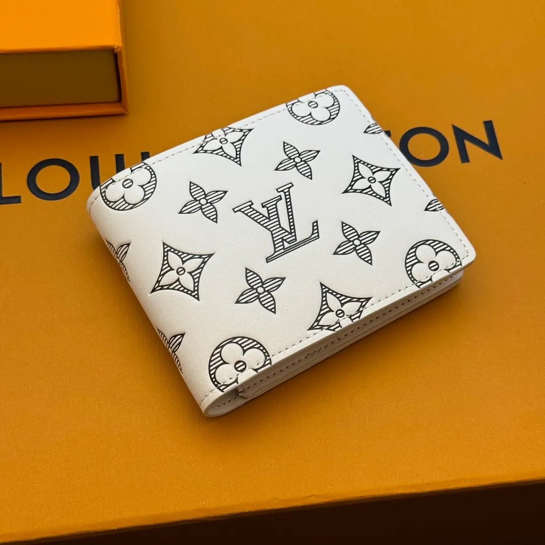 💰130 💎Top original version upgraded version🇫🇷 White lettering silk screen MULTIPLE This Louis Vuitton Multiple wallet has a refreshing and simple design. The black Monogram Shadow calfskin fabric is very soft and decorated with the iconic Monogram embossing. Compact in size, it is extremely portable and equipped with multiple credit card slots and compartments for receipts and banknotes, making it extremely practical. Model: M83380 Size: 11.5x9x1.5