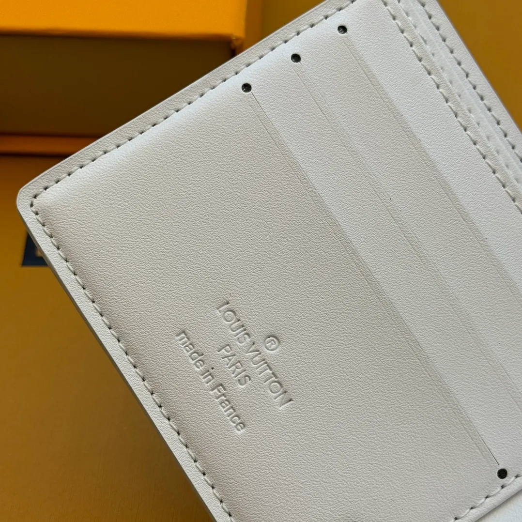 💰130 💎Top original version upgraded version🇫🇷 White lettering silk screen MULTIPLE This Louis Vuitton Multiple wallet has a refreshing and simple design. The black Monogram Shadow calfskin fabric is very soft and decorated with the iconic Monogram embossing. Compact in size, it is extremely portable and equipped with multiple credit card slots and compartments for receipts and banknotes, making it extremely practical. Model: M83380 Size: 11.5x9x1.5