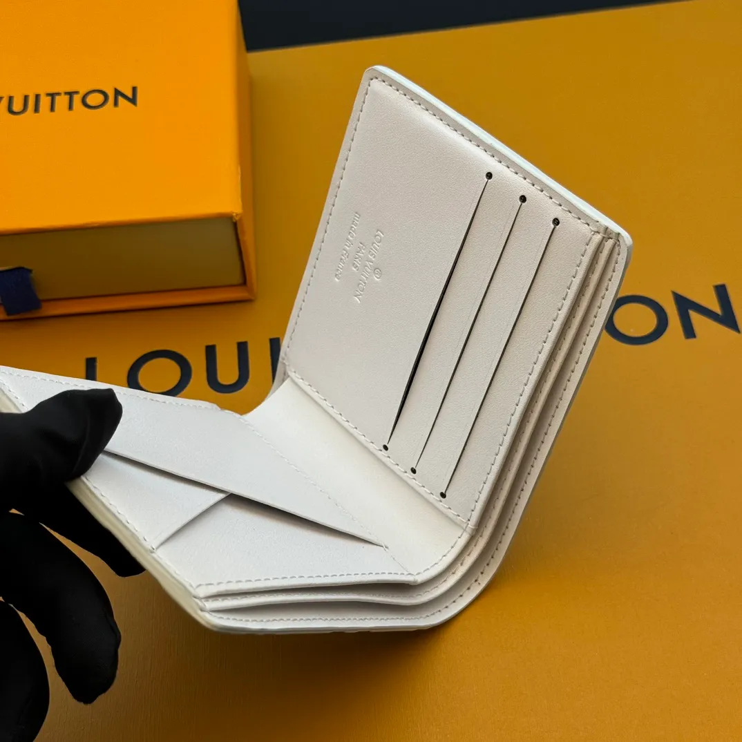 💰130 💎Top original version upgraded version🇫🇷 White lettering silk screen MULTIPLE This Louis Vuitton Multiple wallet has a refreshing and simple design. The black Monogram Shadow calfskin fabric is very soft and decorated with the iconic Monogram embossing. Compact in size, it is extremely portable and equipped with multiple credit card slots and compartments for receipts and banknotes, making it extremely practical. Model: M83380 Size: 11.5x9x1.5