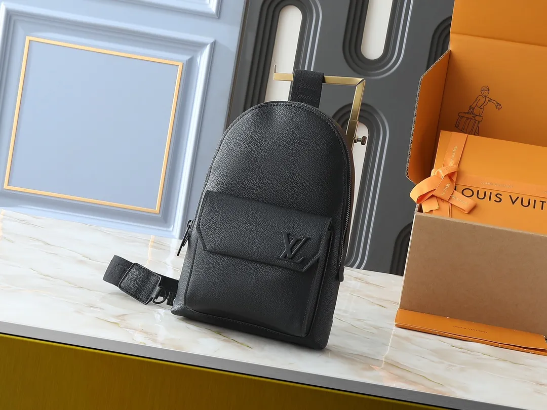 💰260💰Upgraded from the original M23736 M23765 M11601. This Pilot shoulder bag references the classic design of the Takeoff backpack, making it a trendy choice with its rounded lines, front flap and iconic details of the LV Aerogram series. The magnetic closure ensures easy access and secure storage, and the adjustable shoulder strap can be placed on either side of the bag. 20.0 x 30.0 x 4.0 cm (length x height x width)