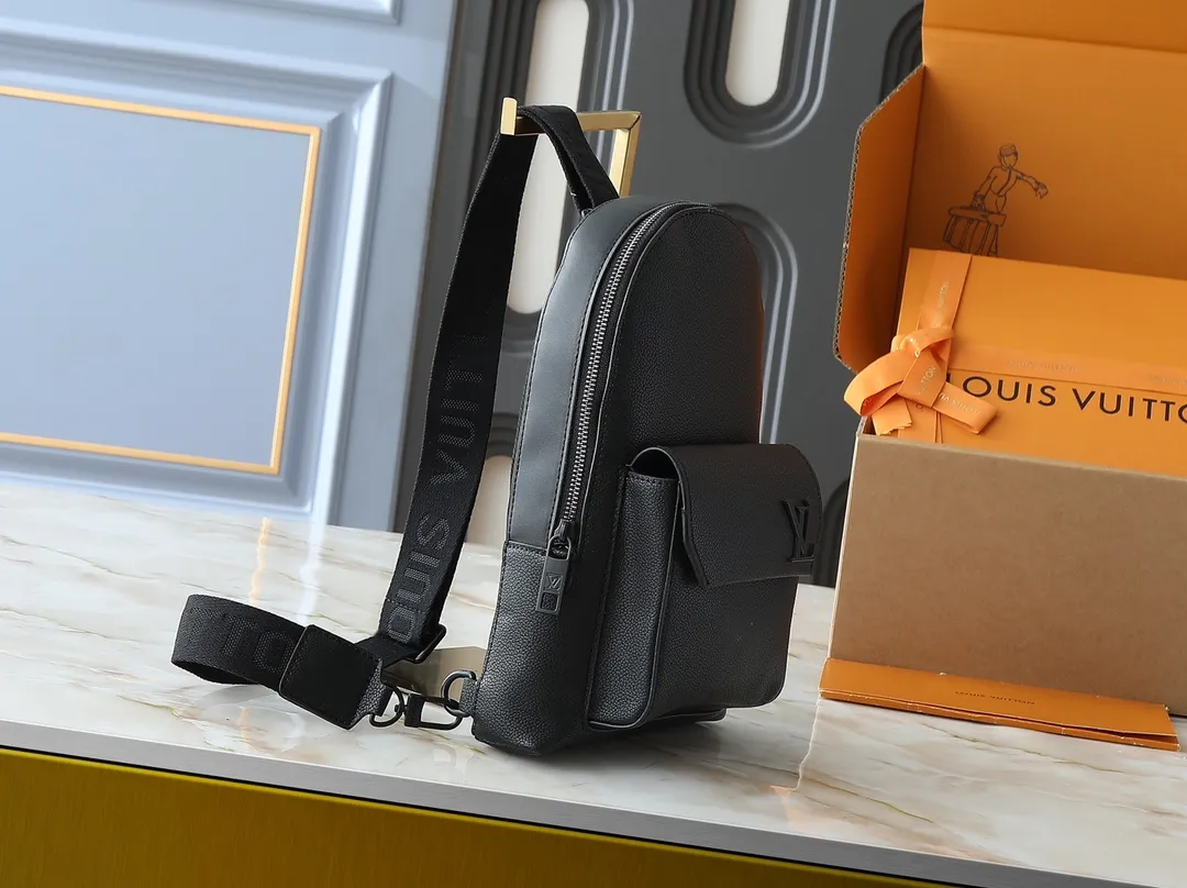 💰260💰Upgraded from the original M23736 M23765 M11601. This Pilot shoulder bag references the classic design of the Takeoff backpack, making it a trendy choice with its rounded lines, front flap and iconic details of the LV Aerogram series. The magnetic closure ensures easy access and secure storage, and the adjustable shoulder strap can be placed on either side of the bag. 20.0 x 30.0 x 4.0 cm (length x height x width)