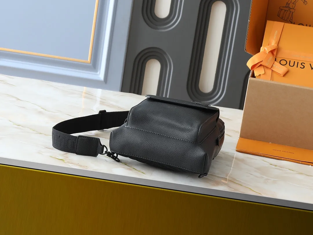 💰260💰Upgraded from the original M23736 M23765 M11601. This Pilot shoulder bag references the classic design of the Takeoff backpack, making it a trendy choice with its rounded lines, front flap and iconic details of the LV Aerogram series. The magnetic closure ensures easy access and secure storage, and the adjustable shoulder strap can be placed on either side of the bag. 20.0 x 30.0 x 4.0 cm (length x height x width)