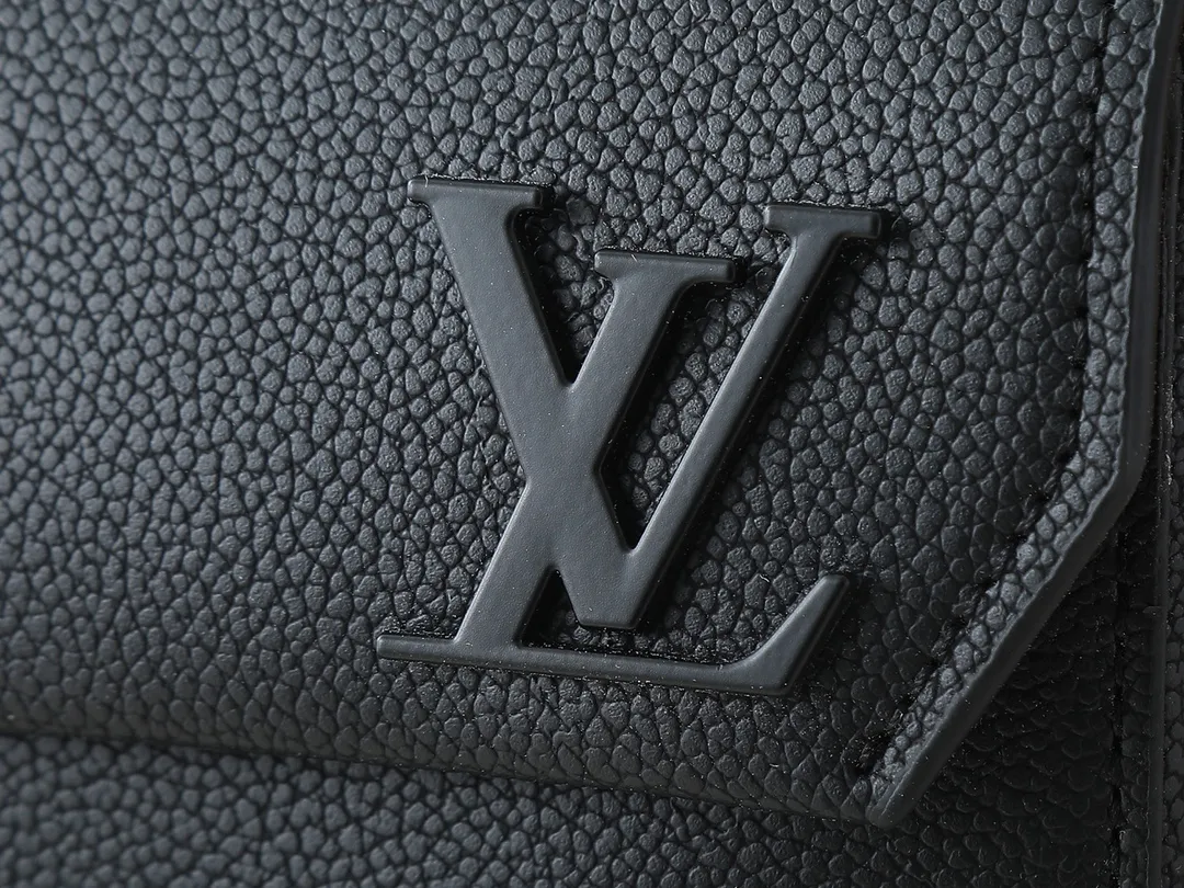 💰260💰Upgraded from the original M23736 M23765 M11601. This Pilot shoulder bag references the classic design of the Takeoff backpack, making it a trendy choice with its rounded lines, front flap and iconic details of the LV Aerogram series. The magnetic closure ensures easy access and secure storage, and the adjustable shoulder strap can be placed on either side of the bag. 20.0 x 30.0 x 4.0 cm (length x height x width)