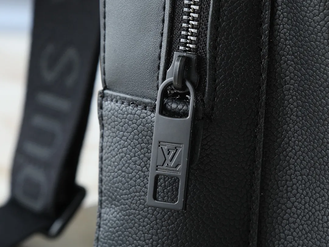 💰260💰Upgraded from the original M23736 M23765 M11601. This Pilot shoulder bag references the classic design of the Takeoff backpack, making it a trendy choice with its rounded lines, front flap and iconic details of the LV Aerogram series. The magnetic closure ensures easy access and secure storage, and the adjustable shoulder strap can be placed on either side of the bag. 20.0 x 30.0 x 4.0 cm (length x height x width)