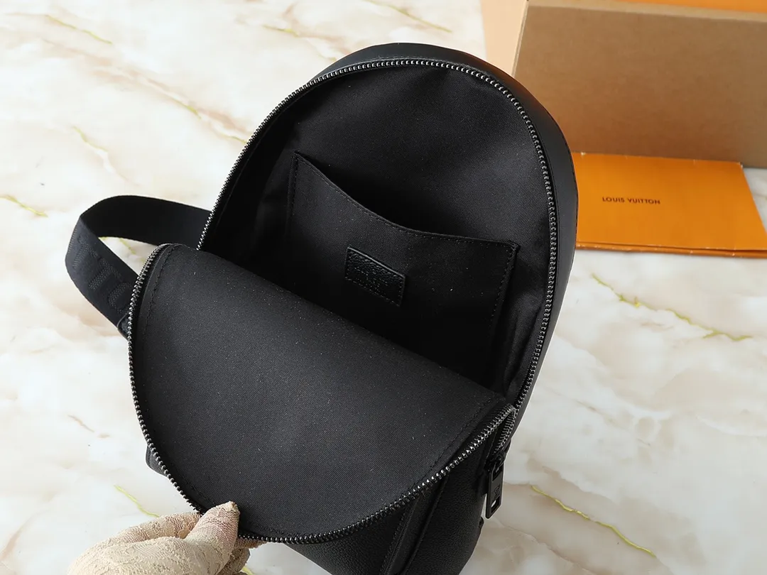 💰260💰Upgraded from the original M23736 M23765 M11601. This Pilot shoulder bag references the classic design of the Takeoff backpack, making it a trendy choice with its rounded lines, front flap and iconic details of the LV Aerogram series. The magnetic closure ensures easy access and secure storage, and the adjustable shoulder strap can be placed on either side of the bag. 20.0 x 30.0 x 4.0 cm (length x height x width)