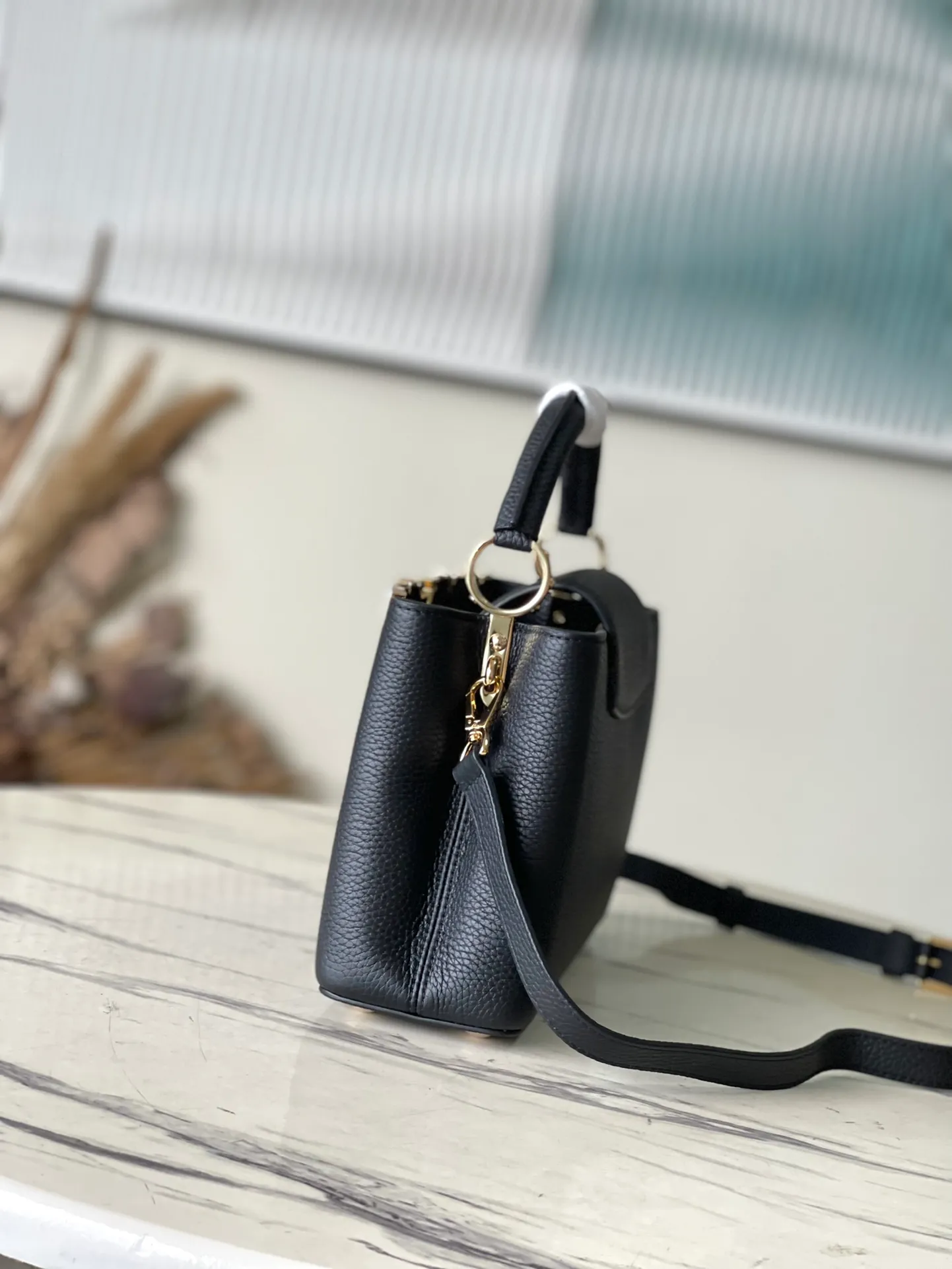 💰2460 (Special grade original leather) M23263/M48865 black and white mother-of-pearl corolla. This Capucines Flower Crown handbag is made of full-grain Taurillon leather and is embellished with Monogram flowers. Each flower is made of exquisite shells. The LV logo and flowers echo each other, giving this feminine handbag a jewel-like luster. Use the detachable shoulder strap cleverly. You can switch it as a crossbody. Size: 27 * 18*9cm