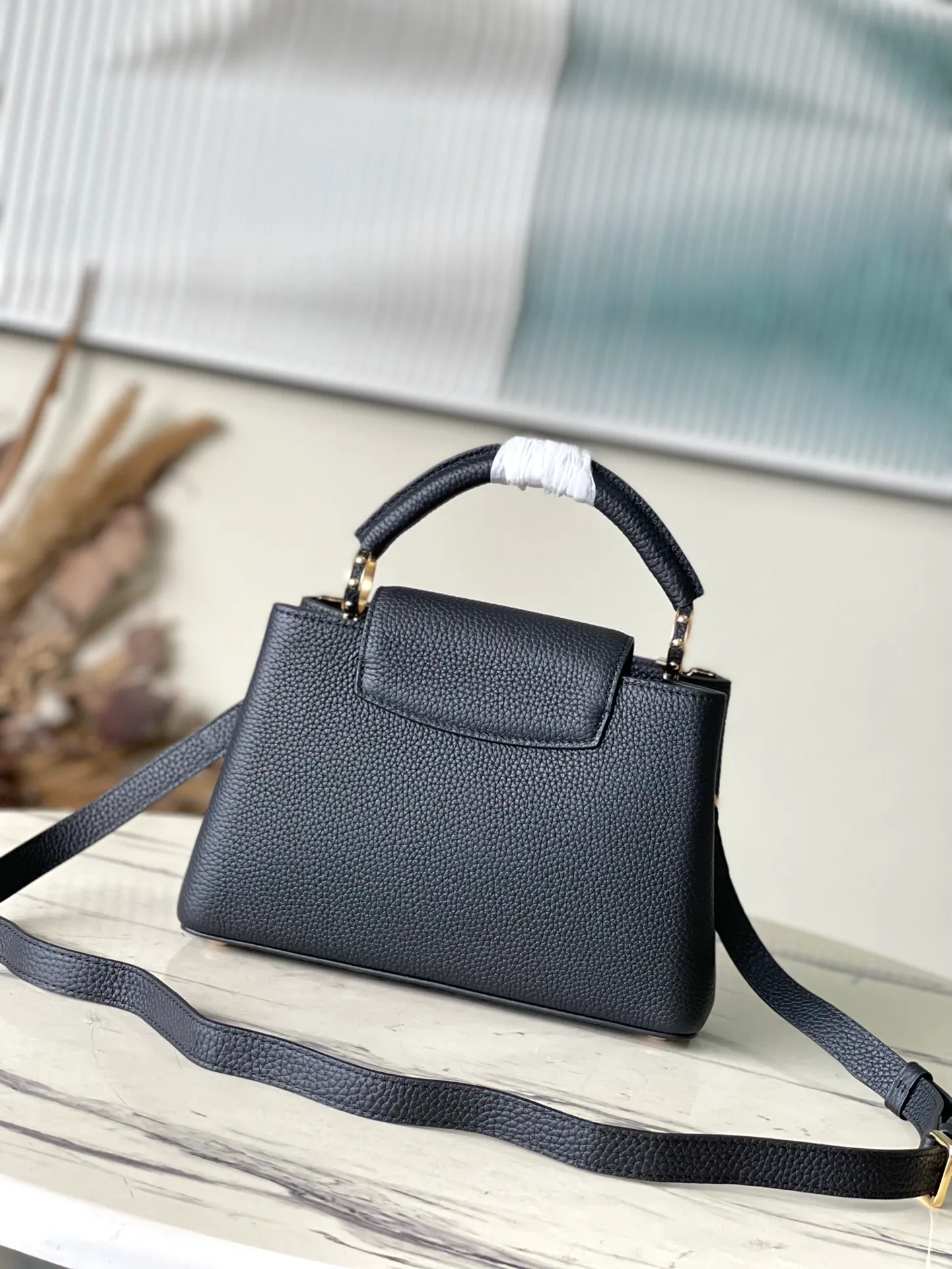 💰2460 (Special grade original leather) M23263/M48865 black and white mother-of-pearl corolla. This Capucines Flower Crown handbag is made of full-grain Taurillon leather and is embellished with Monogram flowers. Each flower is made of exquisite shells. The LV logo and flowers echo each other, giving this feminine handbag a jewel-like luster. Use the detachable shoulder strap cleverly. You can switch it as a crossbody. Size: 27 * 18*9cm
