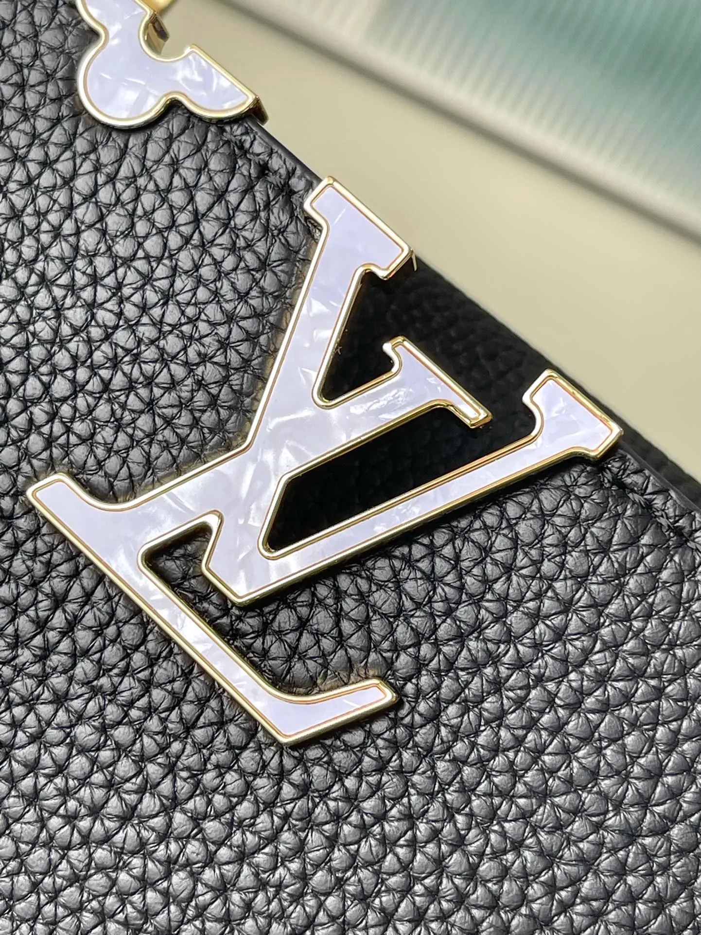 💰2460 (Special grade original leather) M23263/M48865 black and white mother-of-pearl corolla. This Capucines Flower Crown handbag is made of full-grain Taurillon leather and is embellished with Monogram flowers. Each flower is made of exquisite shells. The LV logo and flowers echo each other, giving this feminine handbag a jewel-like luster. Use the detachable shoulder strap cleverly. You can switch it as a crossbody. Size: 27 * 18*9cm