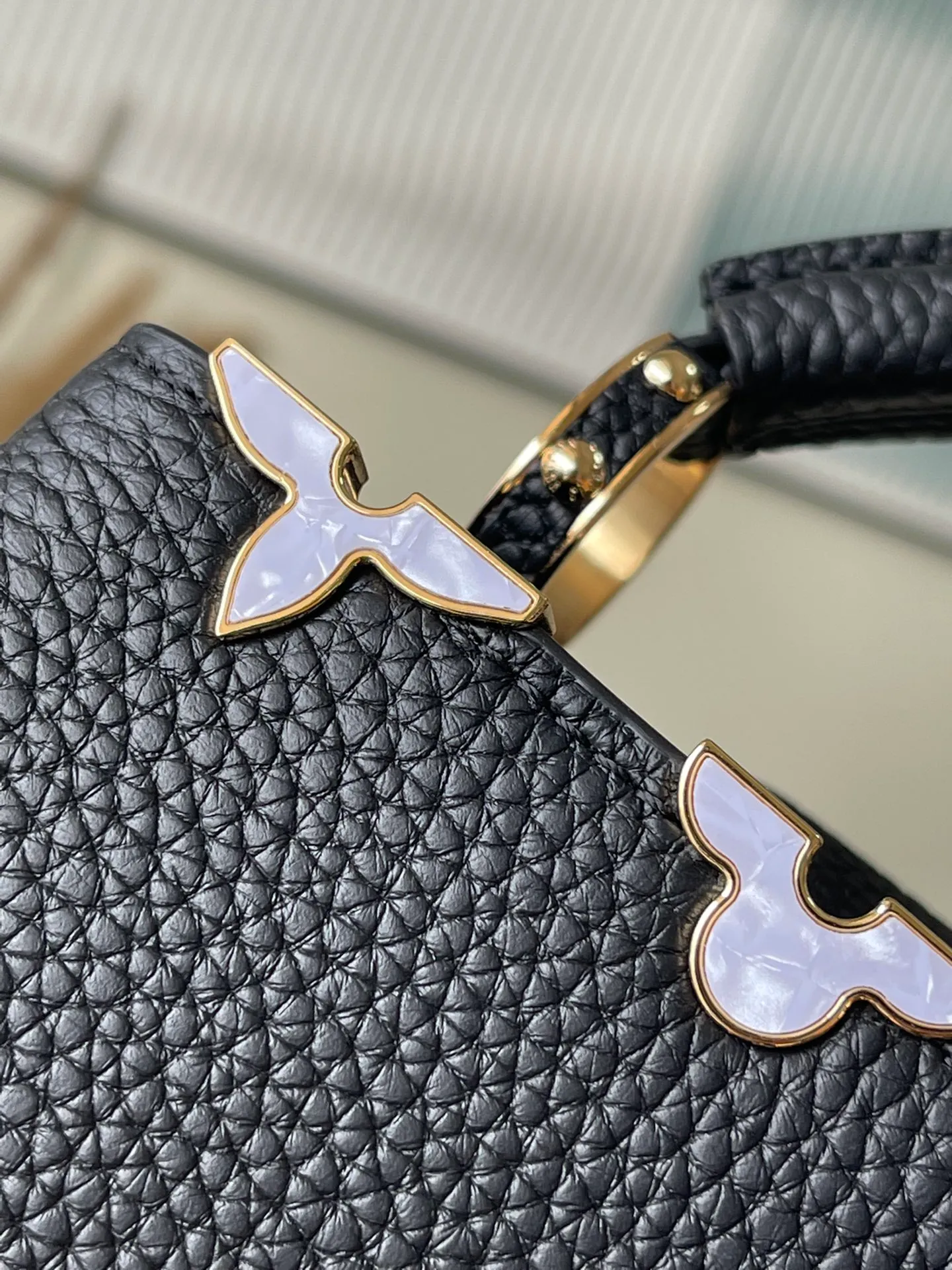 💰2460 (Special grade original leather) M23263/M48865 black and white mother-of-pearl corolla. This Capucines Flower Crown handbag is made of full-grain Taurillon leather and is embellished with Monogram flowers. Each flower is made of exquisite shells. The LV logo and flowers echo each other, giving this feminine handbag a jewel-like luster. Use the detachable shoulder strap cleverly. You can switch it as a crossbody. Size: 27 * 18*9cm