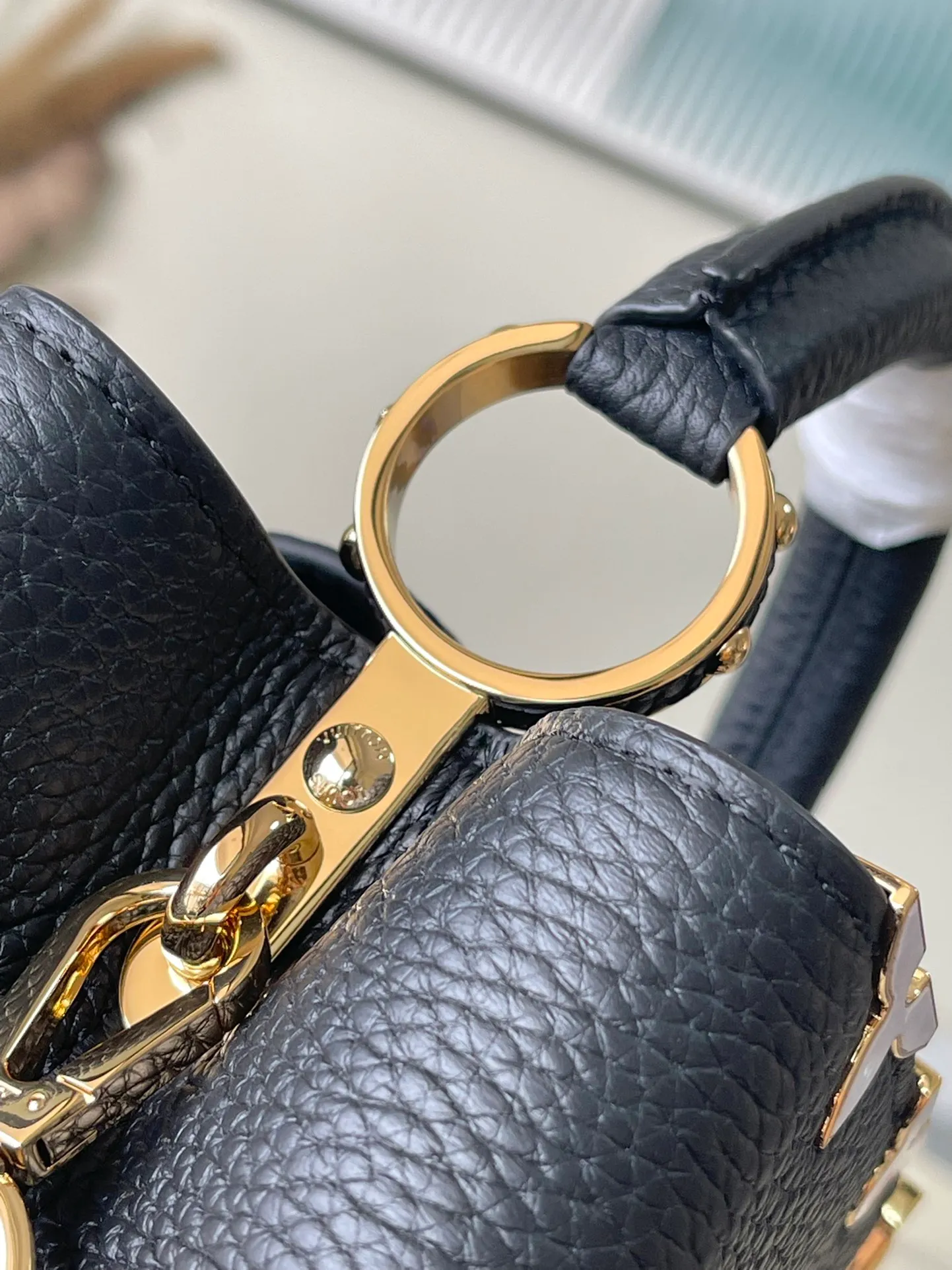 💰2460 (Special grade original leather) M23263/M48865 black and white mother-of-pearl corolla. This Capucines Flower Crown handbag is made of full-grain Taurillon leather and is embellished with Monogram flowers. Each flower is made of exquisite shells. The LV logo and flowers echo each other, giving this feminine handbag a jewel-like luster. Use the detachable shoulder strap cleverly. You can switch it as a crossbody. Size: 27 * 18*9cm