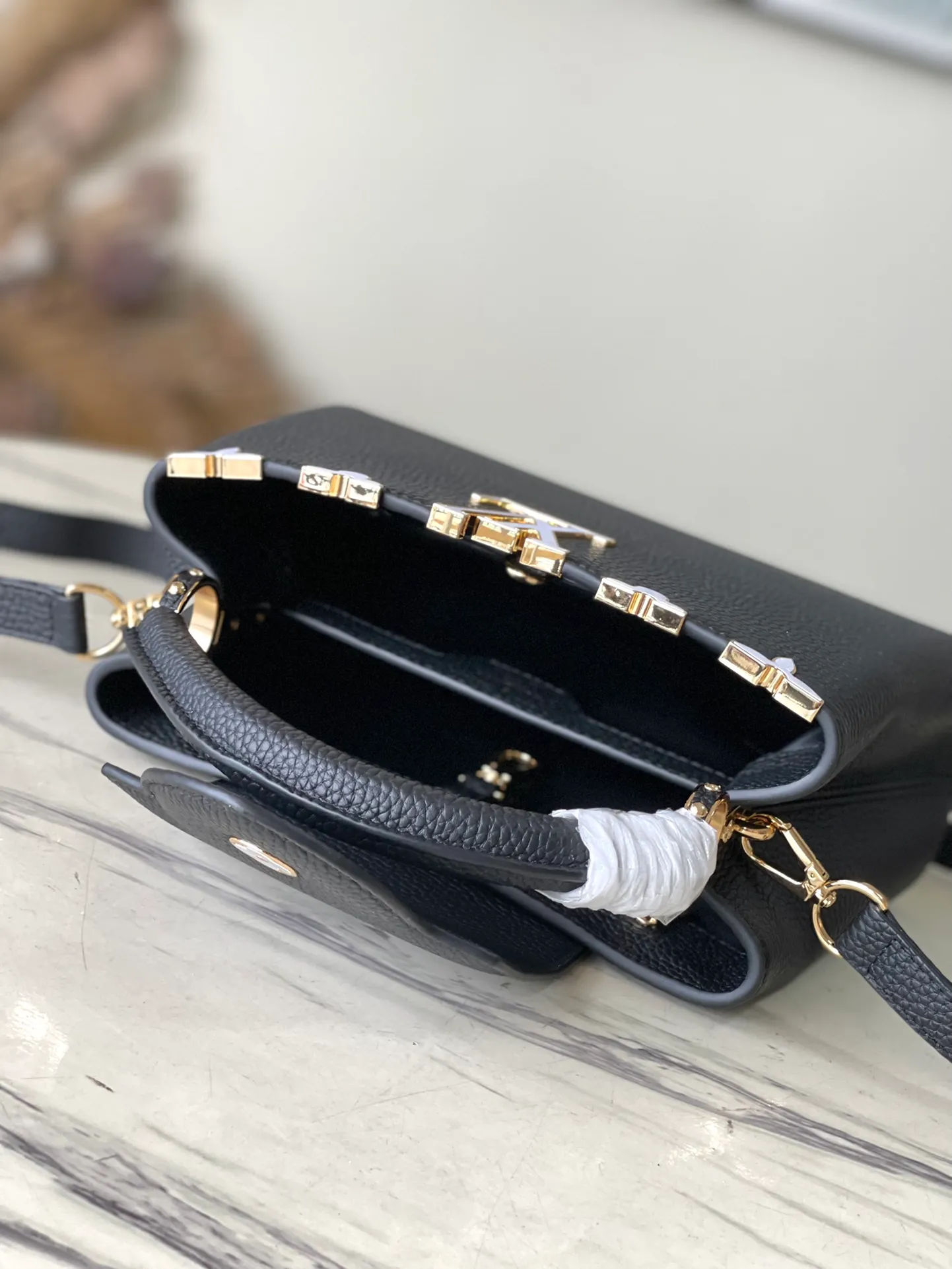 💰2460 (Special grade original leather) M23263/M48865 black and white mother-of-pearl corolla. This Capucines Flower Crown handbag is made of full-grain Taurillon leather and is embellished with Monogram flowers. Each flower is made of exquisite shells. The LV logo and flowers echo each other, giving this feminine handbag a jewel-like luster. Use the detachable shoulder strap cleverly. You can switch it as a crossbody. Size: 27 * 18*9cm