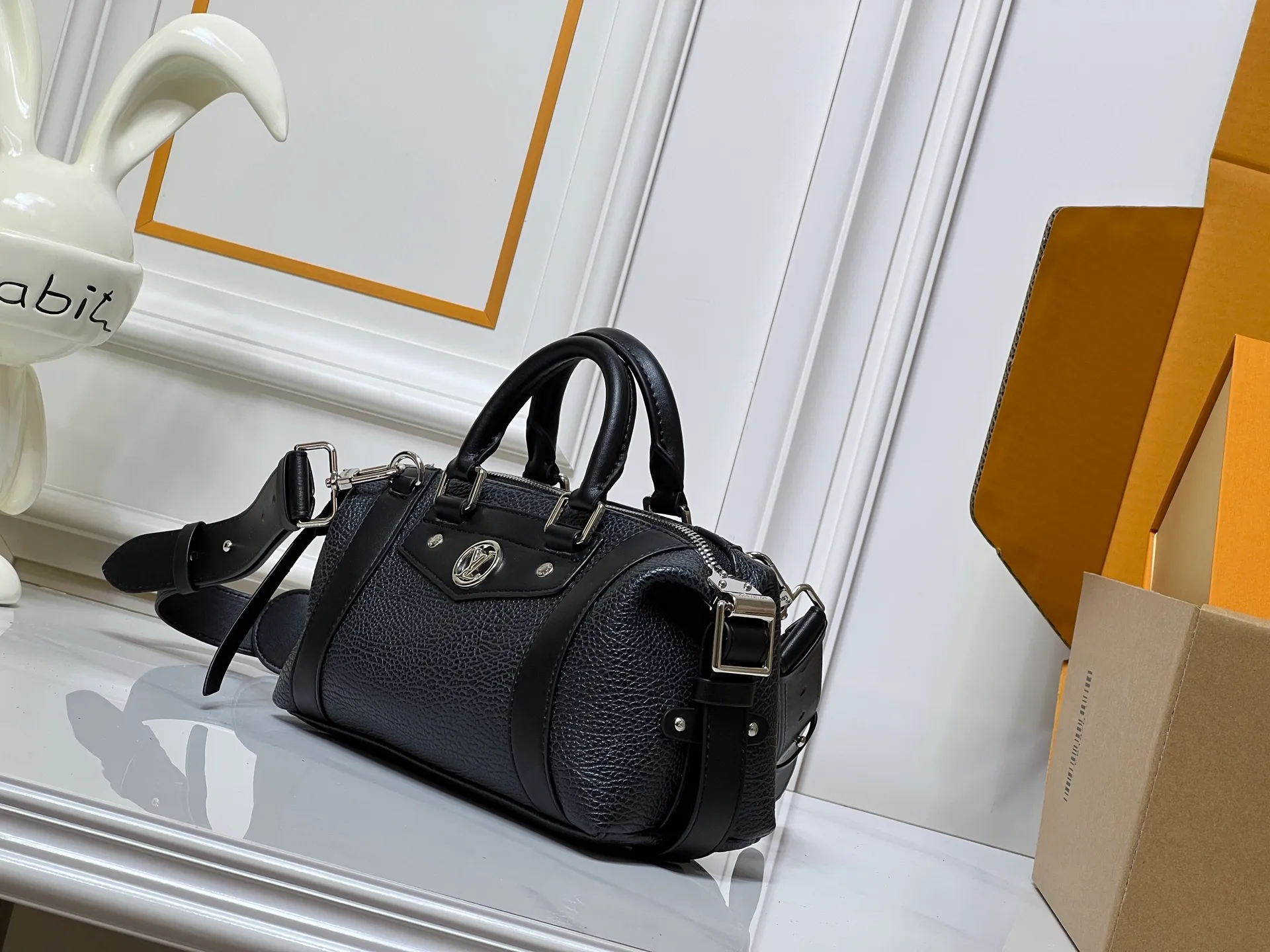 Batch 320💰[Exclusive real shot] Small size M25566 M14623 Full leather motorcycle bag M14702 M14700 NANO LV BIKER handbag This Nano LV Rider handbag is from the 2025 spring and summer series. It is made of pixelated grain sheep leather with smooth cow leather elements, and is decorated with LV Circle logo. The foldable configuration makes it easy to store in a suitcase, and the modern design adds a rock-n-roll edge to any look. Dimensions: 10 x 10 x 23 cm