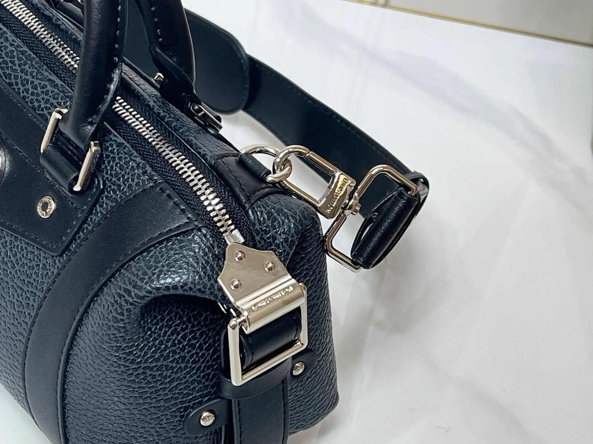 Batch 320💰[Exclusive real shot] Small size M25566 M14623 Full leather motorcycle bag M14702 M14700 NANO LV BIKER handbag This Nano LV Rider handbag is from the 2025 spring and summer series. It is made of pixelated grain sheep leather with smooth cow leather elements, and is decorated with LV Circle logo. The foldable configuration makes it easy to store in a suitcase, and the modern design adds a rock-n-roll edge to any look. Dimensions: 10 x 10 x 23 cm