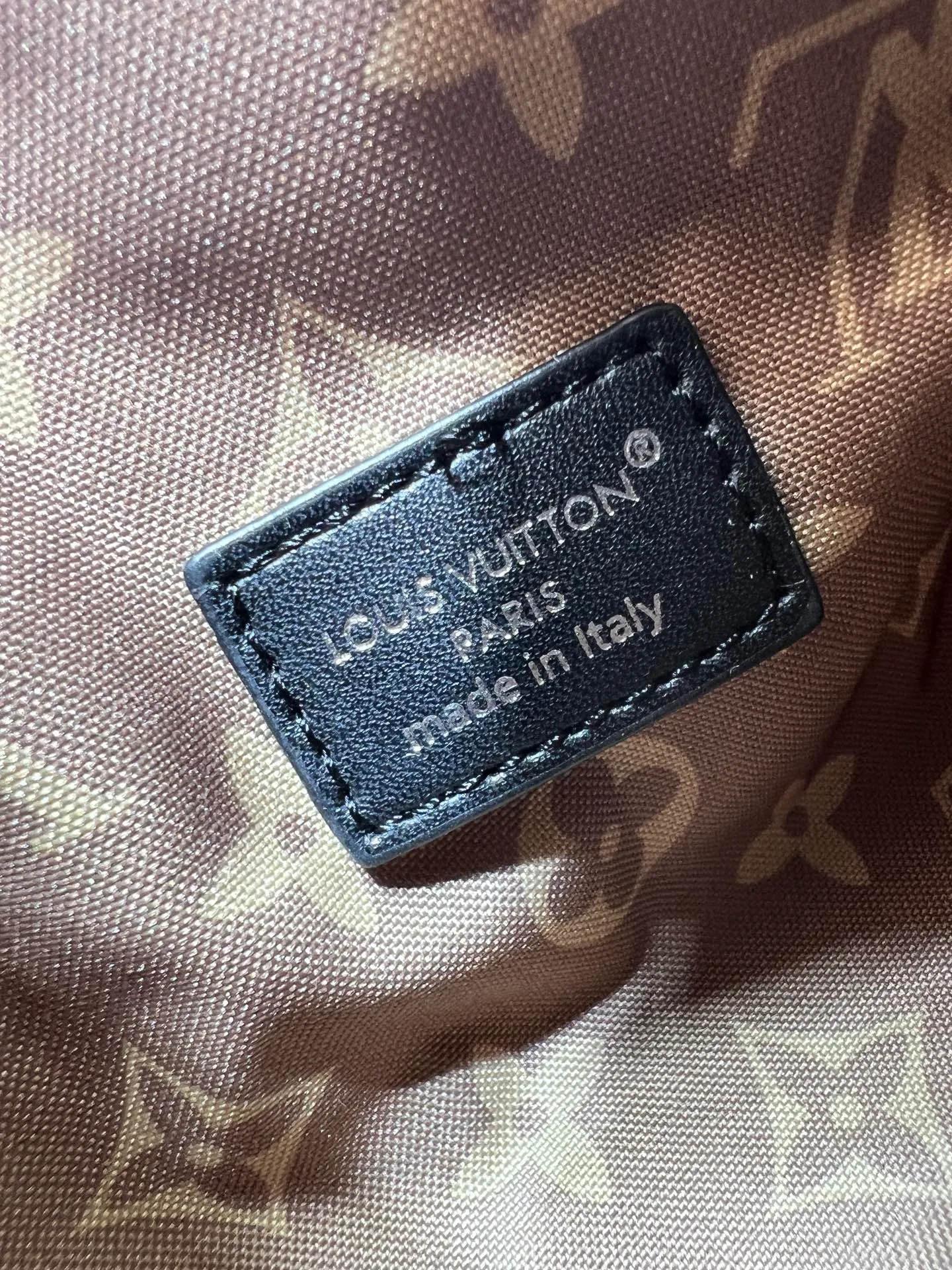 Batch 320💰[Exclusive real shot] Small size M25566 M14623 Full leather motorcycle bag M14702 M14700 NANO LV BIKER handbag This Nano LV Rider handbag is from the 2025 spring and summer series. It is made of pixelated grain sheep leather with smooth cow leather elements, and is decorated with LV Circle logo. The foldable configuration makes it easy to store in a suitcase, and the modern design adds a rock-n-roll edge to any look. Dimensions: 10 x 10 x 23 cm