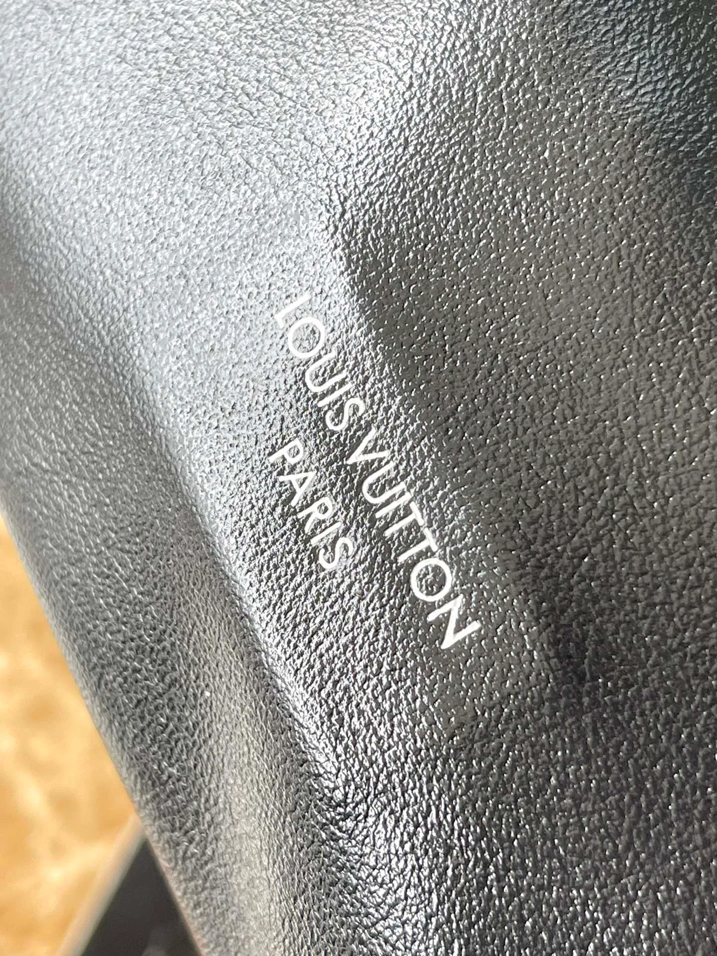 💰1160 (top-grain sheepskin) top original order M24861 Small CarryAll Cargo small handbag is made of soft sheep leather to create a fashionable and lazy silhouette, adding eye-catching charm to the 2024 spring and summer show style. Polished metal pieces are complemented by a tactile, slightly wrinkled texture. Plenty of space can accommodate a variety of daily necessities, making it a great travel companion. 33.5x 23x 15cm