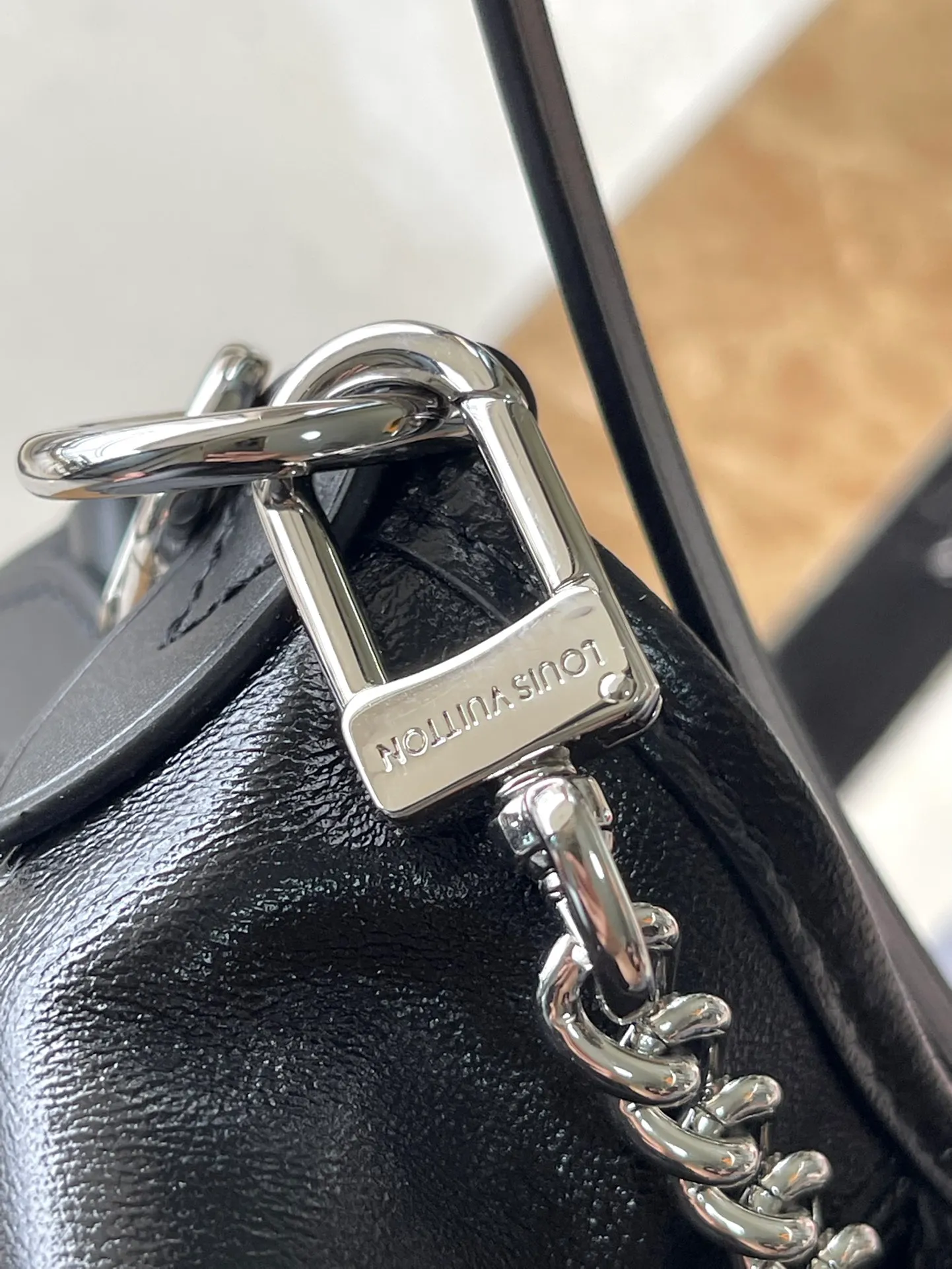 💰1160 (top-grain sheepskin) top original order M24861 Small CarryAll Cargo small handbag is made of soft sheep leather to create a fashionable and lazy silhouette, adding eye-catching charm to the 2024 spring and summer show style. Polished metal pieces are complemented by a tactile, slightly wrinkled texture. Plenty of space can accommodate a variety of daily necessities, making it a great travel companion. 33.5x 23x 15cm
