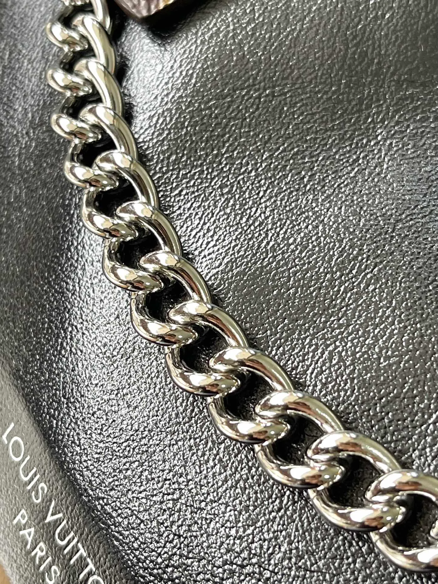 💰1160 (top-grain sheepskin) top original order M24861 Small CarryAll Cargo small handbag is made of soft sheep leather to create a fashionable and lazy silhouette, adding eye-catching charm to the 2024 spring and summer show style. Polished metal pieces are complemented by a tactile, slightly wrinkled texture. Plenty of space can accommodate a variety of daily necessities, making it a great travel companion. 33.5x 23x 15cm