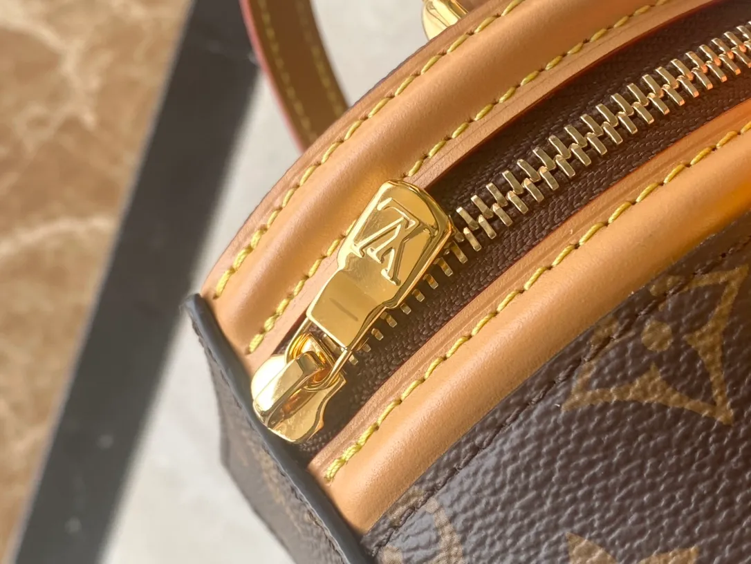 💰800 Top original order M82952 supports counter inspection. The photo taken of duty-free goods is consistent with the product and has not been unpacked. This product is an exclusive duty-free product in the market and is the highest-end product. Inspection is supported. This product has passed strict inspection and is flawless. Please wear gloves when touching the product. This product is not returnable or exchangeable. Please confirm the product first and then remove the label on the handle. This product is temporarily not open to the public, only regular customers, and is in short supply. Dimensions: 14.5 x 14 x 12 cm