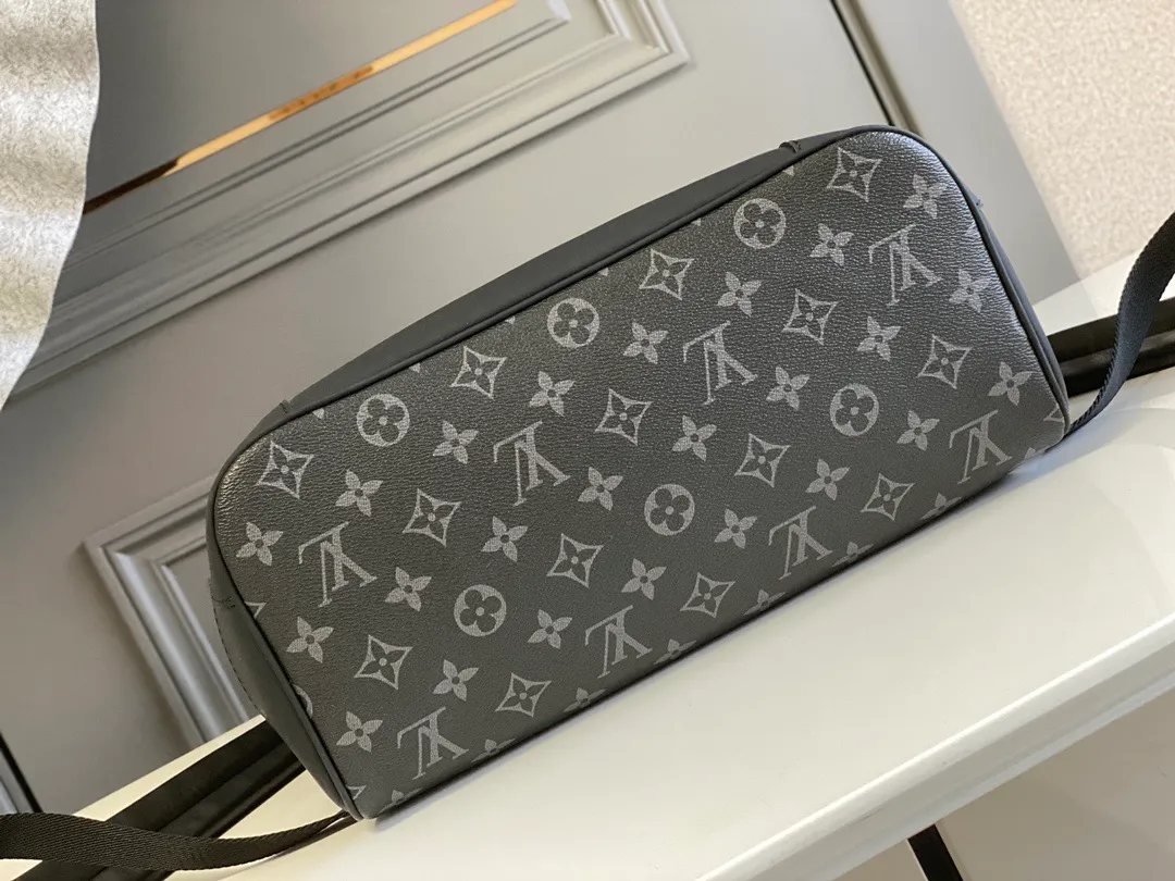 💰1080 Top Original M44052 STEAMER backpack design is inspired by the ancient Louis Vuitton Steamer handbag. This Steamer backpack is made of Monogram Eclipse canvas. The chic new bag shape gives people an avant-garde nostalgic flavor. The rounded leather corners showcase the brand's craftsmanship, and the leather shoulder straps are extremely comfortable. Detailed features 32 x 45 x 16 cm (Length x Height x Width) Monogram Eclipse coated canvas 2 leather shoulder straps Flap, drawstring and buckle closure system 1 internal quilted compartment 1 internal double patch pocket Handles: Single handle