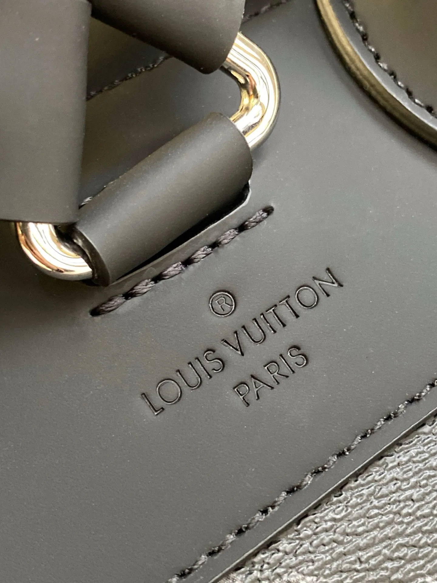 💰1080 Top Original M44052 STEAMER backpack design is inspired by the ancient Louis Vuitton Steamer handbag. This Steamer backpack is made of Monogram Eclipse canvas. The chic new bag shape gives people an avant-garde nostalgic flavor. The rounded leather corners showcase the brand's craftsmanship, and the leather shoulder straps are extremely comfortable. Detailed features 32 x 45 x 16 cm (Length x Height x Width) Monogram Eclipse coated canvas 2 leather shoulder straps Flap, drawstring and buckle closure system 1 internal quilted compartment 1 internal double patch pocket Handles: Single handle