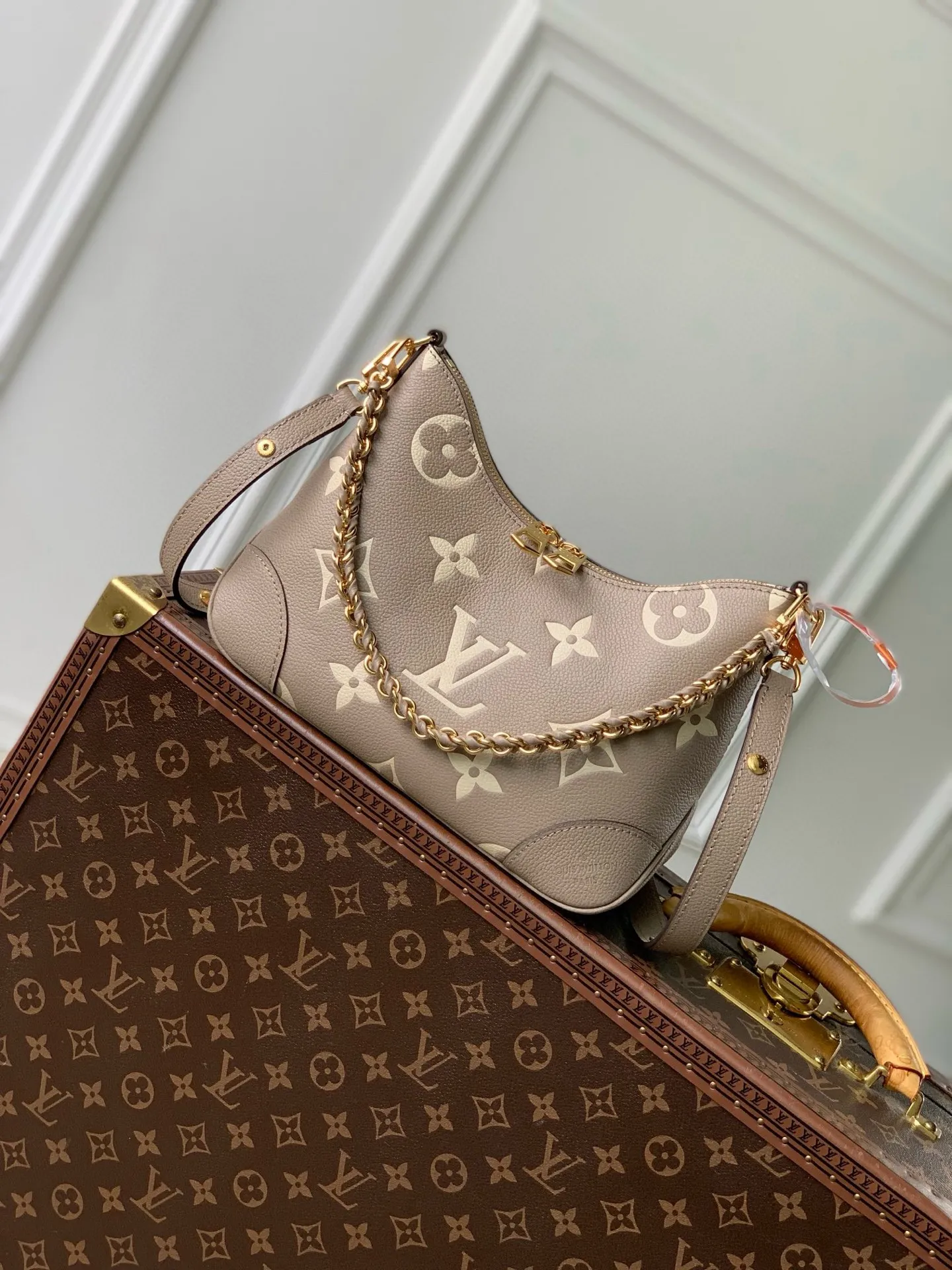 💰940 (top layer leather) top original single M12930 gray screen printing, this Boulogne handbag uses Monogram Empreinte leather to reinterpret the classic design, and can show your individual style in a variety of carrying methods. An interior slip pocket can easily store your smartphone, and the braided chain is accented with dazzling hardware. 16 x 9.5 x 29 cm (height x width x length)
